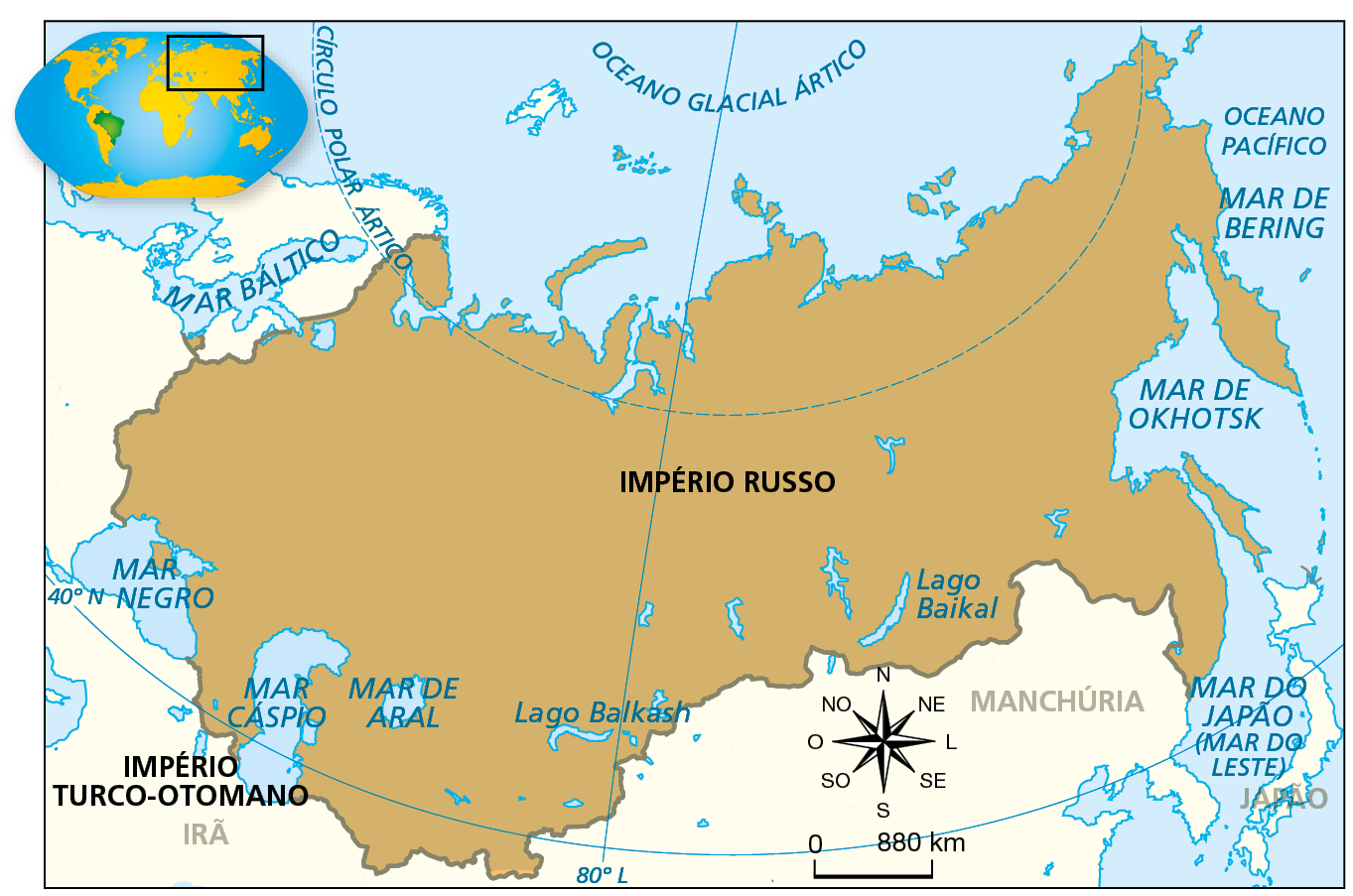 Mapa. Extensão máxima do Império Russo (1900). Porção norte dos continentes europeu e asiático. Destacado na cor laranja, o território do Império Russo, que se estende do Mar Báltico, a oeste, aos mares do Leste, Okhotsk, Bering e Oceano Pacífico a leste. Ao norte, o território alcança o Oceano Glacial Ártico e se estende até os mares Negro, Cáspio e de Aral, ao Sul. Na parte inferior, rosa dos ventos e escala de 0 a 880 quilômetros.