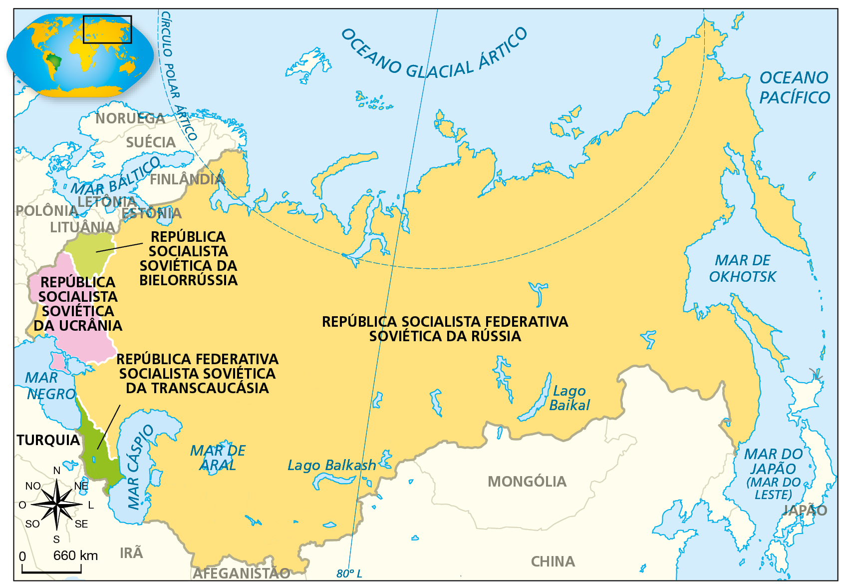 Mapa. União das Repúblicas Socialistas Soviéticas (1922). Mapa representando a porção norte da Eurásia. 
No centro, em amarelo, a República Socialista Federativa Soviética da Rússia; estendendo-se do Mar Báltico, a oeste, até os mares do Leste e Okhotsk e o Oceano Pacífico a leste. Ao norte, o território alcança o Oceano Glacial Ártico e se estende, ao Sul, até os mares Negro, Cáspio e de Aral, estabelecendo fronteiras com o  Irã, o Afeganistão, a China e a Mongólia.
À oeste, em verde claro, a República Socialista Soviética da Bielorrússia, estabelecendo fronteiras com República Socialista Federativa Soviética da Rússia, a leste; a Letônia, Lituânia e Polônia, à oeste, e a República Socialista Soviética da Ucrânia, ao sul.
Ao norte do Mar Negro, em rosa, a República Socialista Soviética da Ucrânia, estabelecendo fronteiras com a República Socialista Federativa Soviética da Rússia, a leste.
Ao sul da República Socialista Federativa Soviética da Rússia, em verde, destaca-se a República Federativa Socialista Soviética da Transcaucásia, localizada entre o Mar Negro e o Mar Cáspio.
Na parte inferior, rosa dos ventos e escala de 0 a 660 quilômetros.