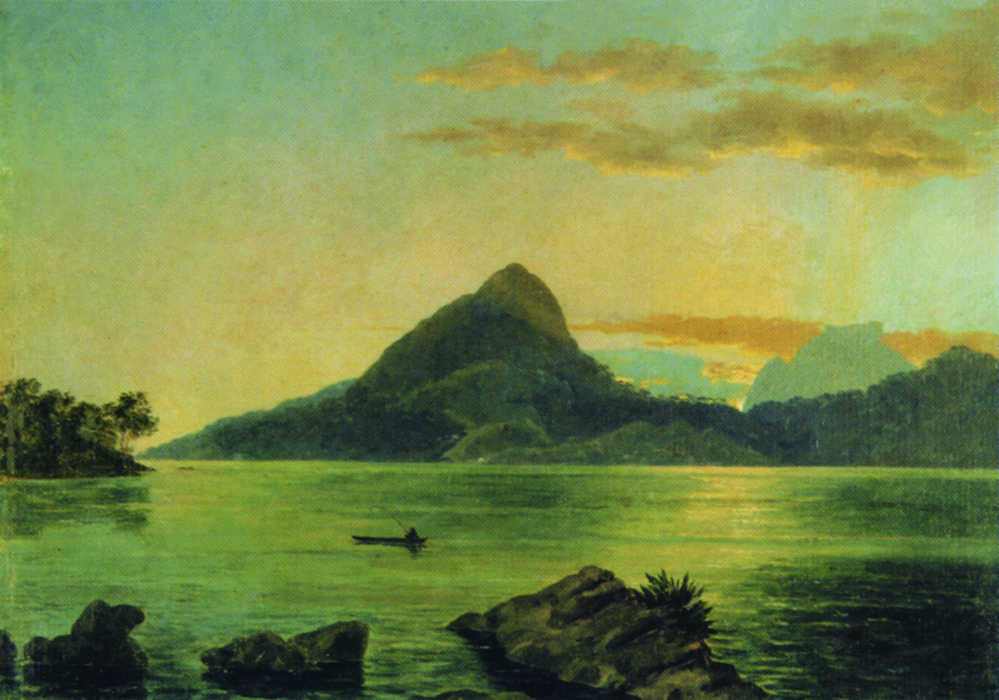 Pintura. Vista de uma grande faixa de água com montanhas ao fundo e um pequeno barco sobre as águas. Ao redor, vegetação com árvores e algumas rochas.