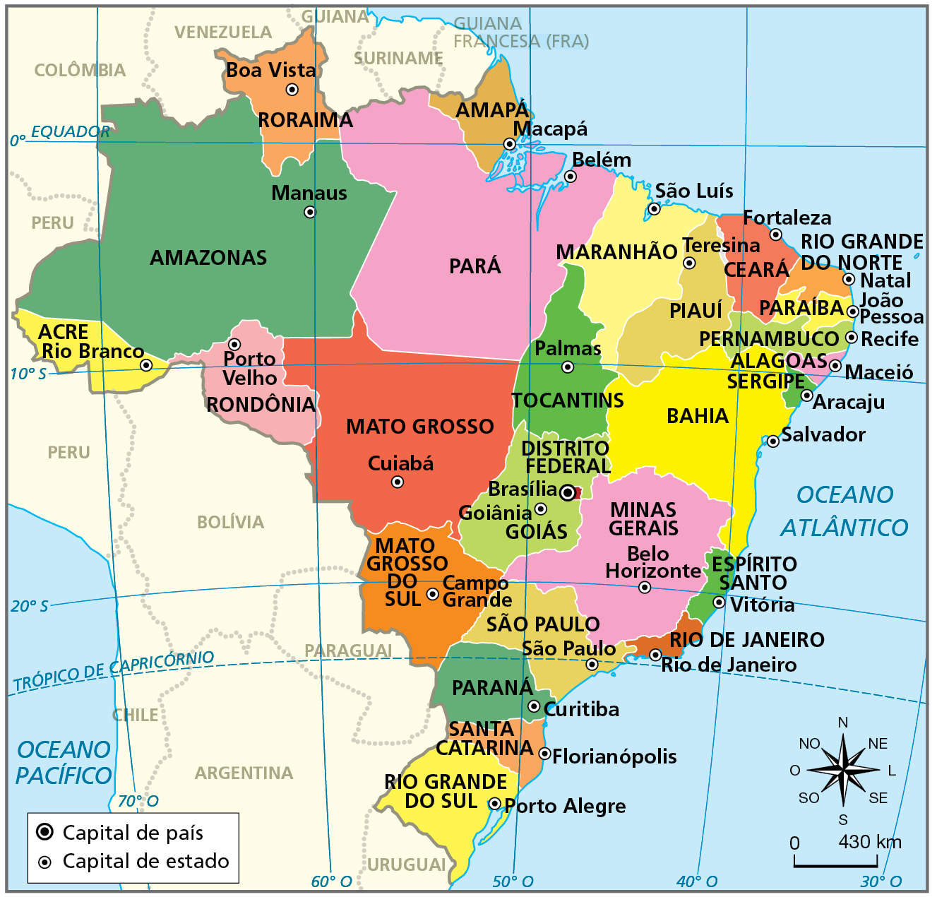 Mapa. Brasil: divisão política. Mapa do Brasil com destaque para as unidades da federação e respectivas capitais. Estado: Rio Grande Do Sul. Capital: Porto Alegre. Estado: Santa Catarina. Capital: Florianópolis. Estado: Paraná. Capital: Curitiba. Estado: São Paulo. Capital: São Paulo. Estado: Rio De Janeiro. Capital: Rio De Janeiro. Estado: Mato Grosso Do Sul. Capital: Campo Grande. Estado: Minas Gerais. Capital: Belo Horizonte. Estado: Espírito Santo. Capital: Vitória. Estado: Mato Grosso. Capital: Cuiabá. Estado: Goiás. Capital: Goiânia. Distrito Federal. Capital: Brasília. Estado: Bahia. Capital: Salvador. Estado: Tocantins. Capital: Palmas. Estado: Sergipe. Capital: Aracajú. Estado: Pernambuco. Capital: Recife. Estado: Alagoas. Capital: Maceió. Estado: Piauí. Capital: Teresina. Estado: Paraíba. Capital: João Pessoa. Estado: Rio Grande Do Norte. Estado: Natal. Estado: Ceará. Capital: Fortaleza. Estado: Maranhão. Capital: São Luís. Estado: Pará. Capital: Belém. Estado Amapá. Capital: Macapá. Estado: Rondônia. Capital: Porto Velho. Estado: Acre. Capital: Rio Branco. Estado: Amazonas. Capital: Manaus. Estado: Roraima. Capital: Boa Vista. A distância entre as capitais Salvador e Manaus, em linha reta, é de 5,8 centímetros aproximadamente. 
Na parte inferior, rosa dos ventos e escala de 0 a 430 quilômetros.