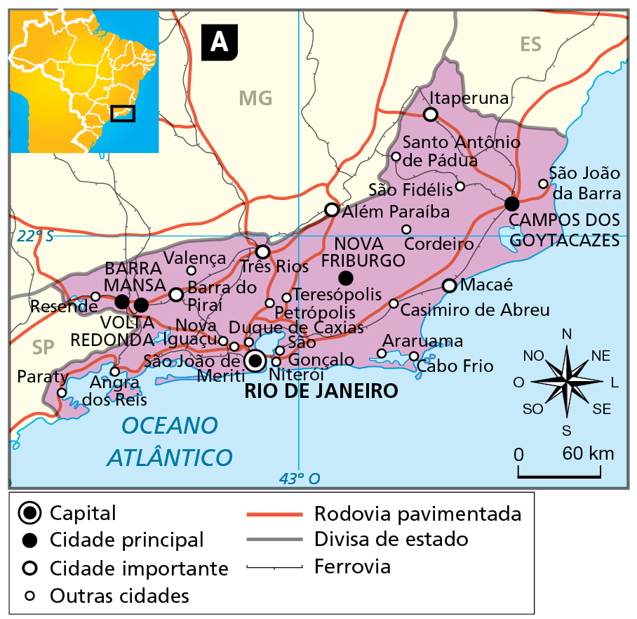 Mapa A. Rio de Janeiro: principais cidades. Mapa do estado do Rio de Janeiro e entorno, com destaque para a capital do estado, cidades principais, cidades importantes, outras cidades, rodovias pavimentadas, divisa de estado e ferrovias. Capital do estado: cidade do Rio de Janeiro. 
Cidades principais: Barra Mansa, Volta Redonda, Campos dos Goyatacazes, Nova Friburgo. 
Cidades importantes: Itaperuma, Além Paraíba, Três Rios, Barra do Piraí, Macaé. Outras Cidades: Angra dos Reis, Paraty, Resende, Valença, Nova Iguaçu, Duque de Caxias, Petrópolis, Teresópolis, Araruama, Cabo Frio, Casimiro de Abreu, Cordeiro, São João da Barra, Santo Antônio de Pádua, São Fidélis, Niterói, São Gonçalo, São João de Meriti.  
Rodovias pavimentadas cruzam o estado do Rio de Janeiro em direção aos estados de divisa: São Paulo, Minas Gerais e Espírito Santo. Várias ferrovias cruzam o estado e continuam nos estados que fazem divisa. Abaixo, rosa dos ventos e escala de 0 a 60 quilômetros.