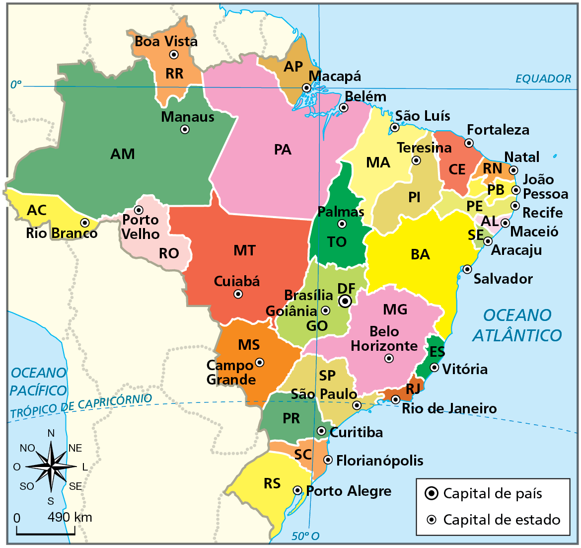 Mapa. Brasil: divisão política. Mapa do Brasil com divisão das unidades federativas e localização das capitais dos estados e do Distrito Federal. Estado: Rio Grande do Sul. Capital: Porto Alegre. Estado: Santa Catarina. Capital: Florianópolis. Estado: Paraná. Capital: Curitiba. Estado: São Paulo. Capital: São Paulo. Estado: Rio de Janeiro. Capital: Rio de Janeiro. Estado Mato Grosso do Sul. Capital: Campo Grande. Estado: Minas Gerais. Capital: Belo Horizonte. Estado: Espírito Santo. Capital: Vitória. Estado: Mato Grosso. Capital: Cuiabá. Estado: Goiás. Capital: Goiânia. Distrito Federal. Capital: Brasília. Estado: Bahia. Capital: Salvador. Estado: Tocantins. Capital: Palmas. Estado: Sergipe. Capital: Aracajú. Estado: Pernambuco. Capital: Recife. Estado: Alagoas. Capital: Maceió. Estado: Piauí. Capital: Teresina. Estado: Paraíba. Capital: João Pessoa. Estado: Rio Grande do Norte. Estado: Natal. Estado: Ceará. Capital: Fortaleza. Estado: Maranhão. Capital: São Luís. Estado: Pará. Capital: Belém. Estado Amapá. Capital: Macapá. Estado: Rondônia. Capital: Porto Velho. Estado: Acre. Capital: Rio Branco. Estado: Amazonas. Capital: Manaus. Estado: Roraima. Capital: Boa Vista. 
A capital Cuiabá localiza-se bem distante do Oceano Atlântico. A capital Vitória é uma cidade litorânea, às margens do Oceano Atlântico. 
Abaixo, rosa dos ventos e escala de 0 a 490 quilômetros.