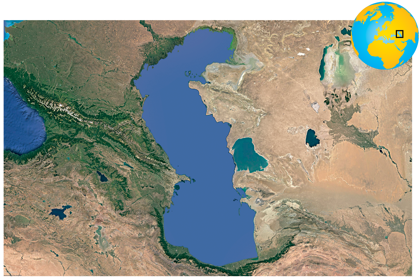 Imagem de satélite. Vista de uma área com água totalmente cercada por terras com aparência mais seca, à direita, e com um pouco de vegetação, à esquerda.