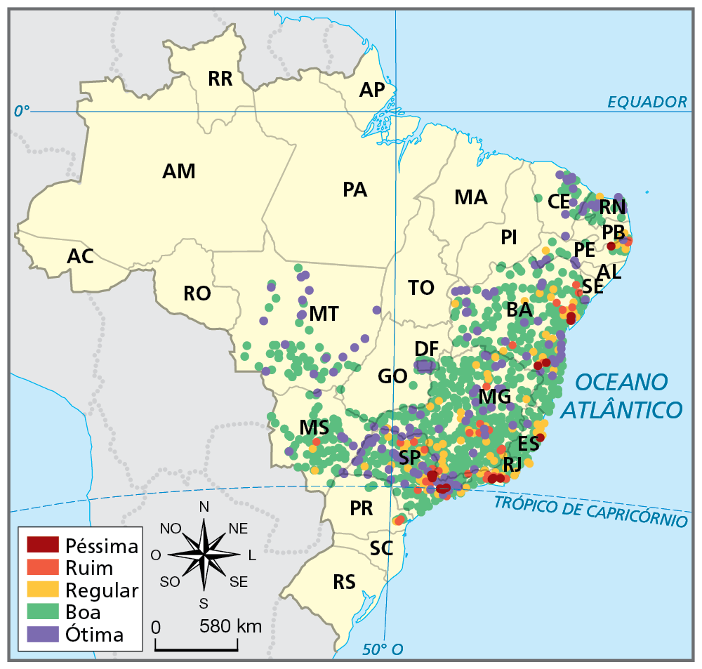 Mapa. Brasil: índice de qualidade de água – 2019.
O índice de qualidade das águas avalia a condição de utilização da água para fins de abastecimento público, considerando um tratamento convencional. O índice categoriza a qualidade da água em péssima, ruim, regular, boa ou ótima, sendo que a maior parte do país enquadra-se na categoria boa. Segundo o mapa, algumas unidades da federação não possuem nenhuma categorização: Roraima, Amapá, Amazonas, Pará, Acre, Rondônia, Tocantins, Piauí, Maranhão, Alagoas Rio Grande do Sul e Santa Catarina.
Péssima: capitais dos estados de São Paulo, Rio de Janeiro e Bahia, além de regiões do interior paulista, do norte do Espírito Santos, do sul da Bahia e do nordeste de Pernambuco. 
Ruim: concentrado em Curitiba, nas porções leste e norte do estado de São Paulo, no litoral norte do Rio de Janeiro, nas faixas leste e central de Minas Gerais e, no nordeste, algumas ocorrências na Bahia e na divisa de Pernambuco e Paraíba. Em Mato Grosso do Sul, há uma única ocorrência, na porção central do estado.
Regular: pontos esparsados em praticamente todos os estados representados com índice, com destaque para as porções central e norte de São Paulo e as diversas ocorrências em Minas Gerais, Rio de Janeiro, Espírito Santo e Bahia. Com menos ocorrência estão os estados de Pernambuco, Paraíba, Mato Grosso do Sul e Paraná.
Boa: ocorrência em todas as unidades da federação representadas com o índice, com grande concentração na região sudeste e na Bahia. Há vários pontos em Pernambuco, no Ceará, no Rio Grande do Norte, no Distrito Federal, em Mato Grosso do Sul e no Mato Grosso. Com menos ocorrência, aparecem pontos nos estados de Goiás, Paraná e Sergipe.
Ótima: diversas ocorrências nas unidades federativas de São Paulo, Minas Gerais, Bahia, Rio Grande do Norte, Ceará, Distrito Federal e Mato Grosso do Sul. Há alguns pontos nos estados de Mato Grosso do Sul e nas seguintes divisas estaduais: São Paulo e Mato Grosso do Sul, São Paulo e Paraná, Bahia e Pernambuco, Bahia e Sergipe, Pernambuco e Paraíba. 
Na parte inferior, rosa dos ventos e escala de 0 a 580 quilômetros.