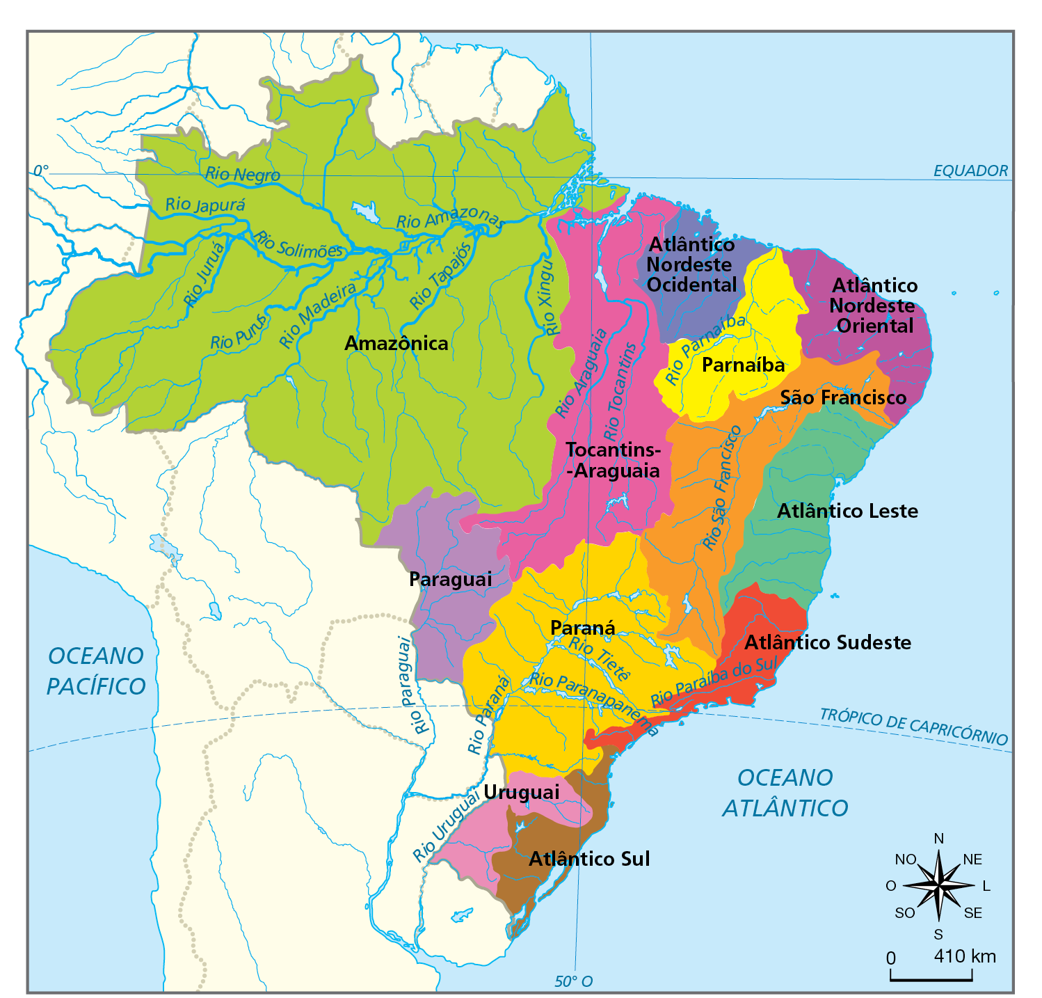 Mapa. Brasil: regiões hidrográficas.  
Mapa do Brasil com a delimitação da área territorial e os principais rios das bacias hidrográficas do país, diferenciadas por cores. Na página em que o mapa está e na página seguinte há quadros com textos que apresentam as principais características das bacias. Esses quadros servem de legenda para o mapa, já que apresentam as mesmas cores do mapa.

Região Hidrográfica Amazônica
Área (no Brasil): 3.869.953 quilômetros 
Principais rios: Amazonas, Purus, Madeira, Tapajós, Xingu, Negro e Trombetas.
A bacia abrange cerca de 45 por cento do território brasileiro e se estende por países vizinhos (Bolívia, Equador, Peru, Colômbia e Venezuela). Seus rios são fonte de alimentos, principalmente para a população ribeirinha. Apresenta também grande potencial hidrelétrico, tendo várias usinas hidrelétricas, e é largamente usada para navegação.

Região Hidrográfica do Tocantins-Araguaia
Área (no Brasil): 918.822 quilômetros
Principais rios: Tocantins, Araguaia e Rio das Mortes.
Apresenta rios de grande extensão: o Tocantins tem 2.700 quilômetros e o Araguaia, 2.600 quilômetros. Essa região tem grande potencial hidrelétrico. No curso inferior do Rio Tocantins, foi construída a Usina Hidrelétrica Tucuruí, que abastece a atividade mineradora da região. No curso do Rio Araguaia, encontra-se a maior ilha fluvial do mundo: a Ilha do Bananal. É usada também para navegação e abastecimento de água.

Região Hidrográfica Atlântico Nordeste Ocidental
Área: 274.301 quilômetros
Principais rios: Gurupi, Itapecuru, Mearim, Munim e Pericumã.
Os rios dessa região são caudalosos, pois recebem grandes quantidades de chuva. Em seus vales, é cultivado arroz e, em seus interflúvios – isto é, pequenas ondulações do terreno que separam um vale fluvial do outro –, pratica-se a criação de gado bovino. Abastecem de água várias cidades.

Região Hidrográfica Atlântico Nordeste Oriental
Área: 286.802 quilômetros
Principais rios: Acaraú, Capibaribe, Curimataú, Jaguaribe, Mundaú, Paraíba, Piranhas-Açu e Una.
Os rios Paraíba (no estado de mesmo nome), Ipojuca, Capibaribe e Beberibe (em Pernambuco) e Mundaú (em Alagoas) tiveram seus vales aproveitados para o plantio da cana-de-açúcar desde o século dezesseis. Em vales de rios temporários no Ceará e no Rio Grande do Norte, existem carnaubais nativos, explorados pela população. Usos principais: navegação e abastecimento de água.

Região Hidrográfica do Parnaíba
Área: 333.056 quilômetros
Principais rios: Parnaíba, Balsas, Gurgueia e Poti.
O Rio Parnaíba, com 1.414 quilômetros de extensão, é a divisa natural entre os estados do Maranhão e Piauí. Em seu curso, foi construída a Usina Hidrelétrica Boa Esperança. Recebe, pela margem direita, afluentes de regime temporário, como é o caso dos rios Gurgueia e Uruçui Preto, vindos do Sertão nordestino. É navegável entre Teresina e Parnaíba. Usos principais: irrigação e abastecimento de água.

Região Hidrográfica do São Francisco
Área: 638.576 quilômetros
Principais rios: São Francisco, Grande, Carinhanha, Rio das Velhas, Corrente e Verde.
O Rio São Francisco nasce na Serra da Canastra, em Minas Gerais, e percorre 3.160 quilômetros até despejar suas águas no Oceano Atlântico. É um típico rio de planalto, apresentando várias quedas de água, aproveitadas para a geração de energia por várias usinas hidrelétricas (Sobradinho, Paulo Afonso etecétera). Suas águas são também usadas para a navegação e a irrigação.

Região Hidrográfica do Paraguai
Área: 363.446 quilômetros
Principais rios: Paraguai, Correntes, Taquari, São Lourenço e Sepotuba.
O Rio Paraguai, com 2.500 quilômetros de extensão, é um rio de planície, navegável. Corta o Pantanal Mato-Grossense e deságua no Rio Paraná, em território argentino. Em seu vale destacam-se a criação de gado bovino e o escoamento de minérios de ferro e manganês. Usos principais: navegação e abastecimento de água.

Região Hidrográfica Atlântico Leste
Área: 388.160 quilômetros
Principais rios: Jequitinhonha, Contas, Itapecuru, Mucuri, Pardo, Paraguaçu e Vaza-barris.
Os rios dessa região, que ocupa cerca de 4,5 porcento do território brasileiro, desembocam no Oceano Atlântico e são importantes para as populações locais. Parte dos rios apresenta regime temporário. Uso principal: abastecimento de água.

Região Hidrográfica do Paraná
Área: 879.873 quilômetros
Principais rios: Paraná, Grande, Verde, Paranapanema, Iguaçu, Tietê e Paranaíba.
O Rio Paraná e seus principais afluentes atravessam áreas de relevo de planalto, o que lhes confere grande potencial hidrelétrico. Existem, nessa região, várias usinas hidrelétricas instaladas que abastecem as Grandes Regiões Sul e Sudeste, as mais industrializadas e urbanizadas do país. Usos principais: navegação, irrigação e abastecimento de água.
Região Hidrográfica Atlântico Sudeste
Área: 214.629 quilômetros
Principais rios: Doce, Paraíba do Sul, Ribeira do Iguape e São Mateus.
O Rio Doce corta os estados de Minas Gerais e Espírito Santo. Seu vale é rico em jazidas minerais e pedras preciosas. O Rio Paraíba do Sul atravessa os estados de São Paulo e Rio de Janeiro. No seu vale desenvolveu-se a cafeicultura, no século dezenove, e, atualmente, existem muitas cidades industriais em seu entorno que se abastecem de suas águas.

Região Hidrográfica do Uruguai
Área: 174.533 quilômetros
Principais rios: Uruguai, Quaraí, Ijuí, Ibicuí e Negro.
O curso do Rio Uruguai atinge 2.129 quilômetros, atravessando terras do Brasil e fazendo fronteira entre a Argentina e o Uruguai e entre o Brasil e a Argentina. Sua foz é no estuário do Rio da Prata. No Brasil, faz divisa entre os estados de Santa Catarina e do Rio Grande do Sul. É navegável num trecho de 670 quilômetros, em território do Rio Grande do Sul. Usos principais: irrigação e abastecimento de água.

Região Hidrográfica Atlântico Sul
Área: 187.522 quilômetros
Principais rios: Canaquã, Capivari, Itajaí, Jacuí e Guaíba.
O Rio Jacuí, no Rio Grande do Sul, atravessa municípios importantes do estado (Passo Fundo, Cruz Alta etecétera). Em seu vale há culturas de soja e arroz. O Rio Itajaí atravessa o estado de Santa Catarina e passa por cidades importantes, como Blumenau e Itajaí. Usos principais: irrigação e abastecimento de água.

Na parte inferior, rosa dos ventos e escala de 0 a 410 quilômetros.