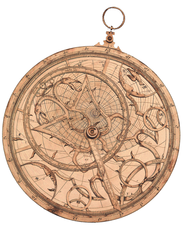 Fotografia. Um astrolábio do fim do século XVII. Trata-se de um objeto de formato redondo, com diversos desenhos irregulares. Na lateral há uma pequena argola acoplada ao objeto.