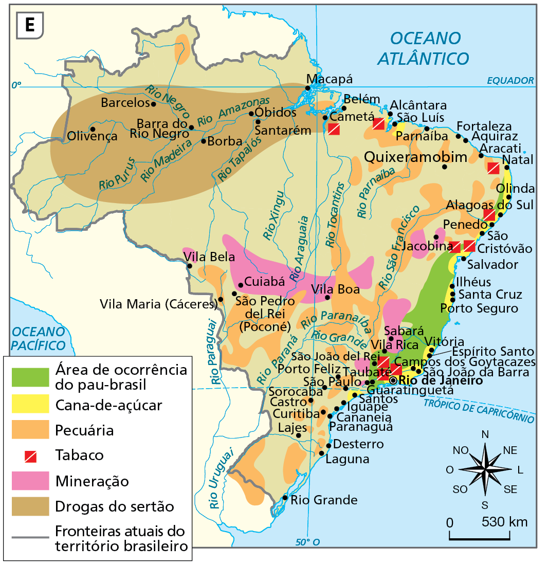 Mapa E. Brasil: economia e construção de espaços geográficos – século dezoito
Mapa do Brasil mostrando as atividades econômicas desenvolvidas no século dezoito. 
Área de ocorrência do pau-brasil: faixa litorânea, de Guaratinguetá, na costa sudeste, às imediações de Olinda, na costa nordeste.
Cana-de-açúcar: manchas esparsas no litoral, permeando áreas de ocorrência de pau-brasil. Destaque para São Vicente, Santos, São Paulo, Rio de Janeiro, São João da Barra, Vitória, Porto Seguro, Ilhéus, Recife, Olinda, Natal, São Luís e Alcântara.
Pecuária: extensas manchas nas porções interioranas do nordeste e do centro-sul do território, com destaque para áreas que margeiam os rios São Francisco, Tocantins e Parnaíba e faixas próximas a São Pedro del Rei (Poconé), São Paulo, Sorocaba, Curitiba e ao atual estado do Rio Grande do Sul.
Tabaco: ocorrências no litoral ou próximas à costa, nas proximidades de Rio de Janeiro, São João del Rei, Taubaté, Salvador, São Cristóvão, Alagoas do Sul, Natal, São Luís e Cametá.  
Mineração: extensas faixas nas porções sudeste, abrangendo Sabará, Vila Rica, São João del Rei e São Paulo, e centro-oeste, abrangendo Vila Boa, Cuiabá e imediações de Vila Bela. Na porção nordeste, destacam-se áreas próximas à Jacobina, no interior.
Drogas do sertão: estende-se de Belém para o interior da porção norte do território, ocorrendo em extensas áreas e abrangendo Macapá, Óbidos, Santarém, Borba, Barra do Rio Negro, Barcelos e Olivença.
Fronteiras atuais do território brasileiro: uma linha cinza demarca a fronteira atual do Brasil com os países vizinhos.
Na parte inferior, rosa dos ventos e escala de 0 a 530 quilômetros.