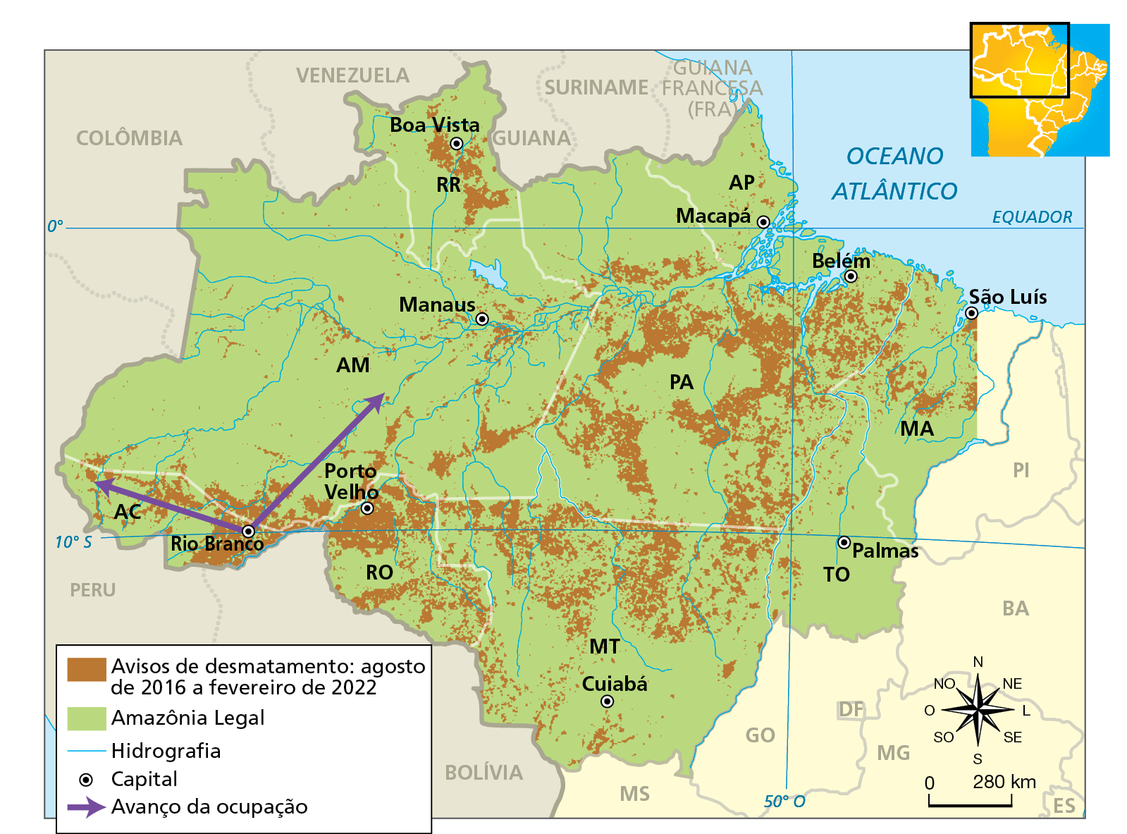 Mapa. Amazônia Legal: o arco do desmatamento – 2016 a 2022
Mapa com destaque para a Amazônia Legal, mostrando os avisos de desmatamento entre agosto de 2016 e fevereiro de 2022, a hidrografia e as capitais dos estados da região. Os avisos estão localizados em todos os estados da região norte, no centro-oeste do Maranhão e no Mato Grosso. As maiores concentrações de avisos estão no Pará e em uma área que abrange o sul do Amazonas, o leste do Acre e o noroeste de Rondônia, além de diversas manchas do norte mato-grossense e de Roraima. Duas setas indicam o avanço da ocupação na região. Elas saem de Rio Branco, capital do Acre, e se direcionam para o oeste do estado e o nordeste, sobre território amazonense.
Na parte inferior, rosa dos ventos e escala de 0 a 280 quilômetros.