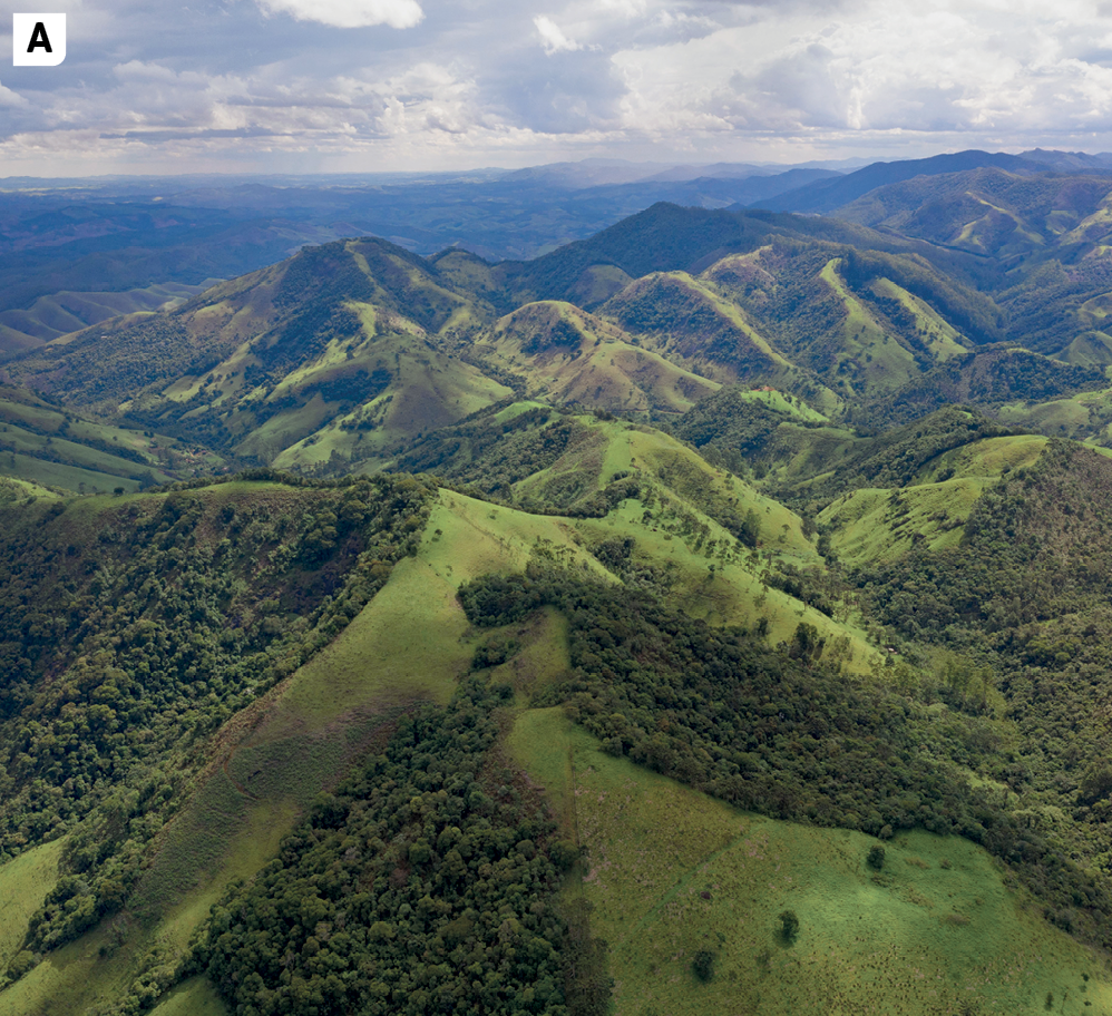 Fotografia A. Vista de uma área com muitas montanhas entrecortadas por vales e muita vegetação.