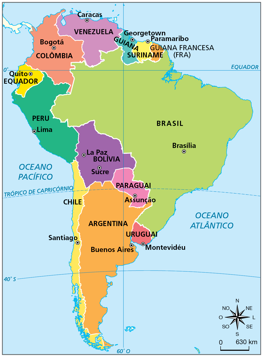 Mapa. América do Sul: político
Mapa político da América do Sul, indicando os países e suas respectivas capitais, além da Guiana Francesa. País: SURINAME. Capital: PARAMARIBO. País: GUIANA. Capital: GEORGETOWN. País: VENEZUELA. Capital: CARACAS. País: COLÔMBIA. Capital: BOGOTÁ. País: EQUADOR. Capital: QUITO. País: PERU. Capital: LIMA. País: BOLÍVIA. Capital: LA PAZ. País: PARAGUAI. Capital: ASSUNÇÃO. País: CHILE. Capital: SANTIAGO. País: ARGENTINA. Capital: BUENOS AIRES. País: URUGUAI. Capital: MONTEVIDÉU. País: BRASIL. Capital: BRASÍLIA.
Na parte inferior, rosa dos ventos e escala de 0 a 630 quilômetros.