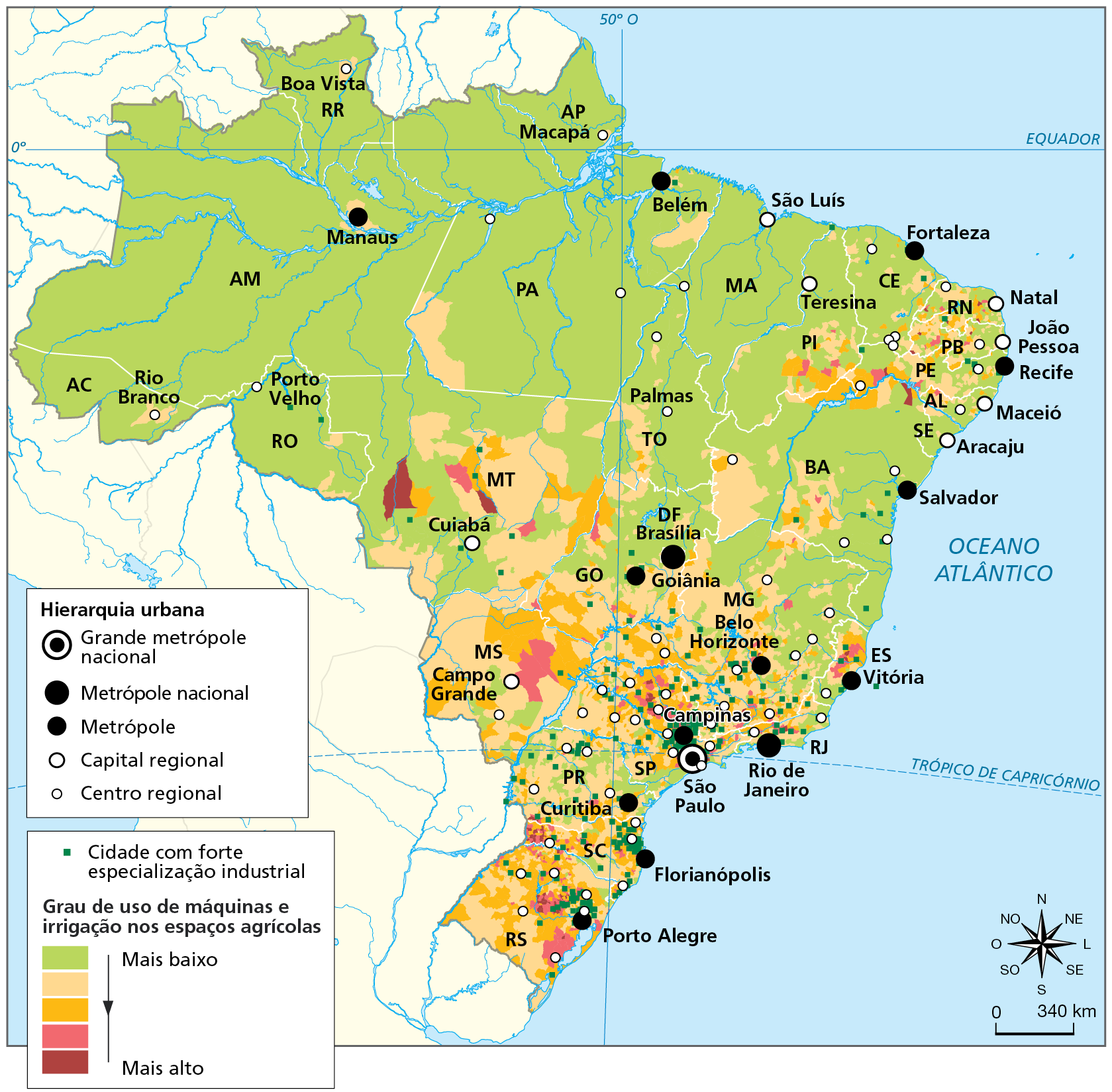 Mapa. Brasil: uso do território – 2019. Mapa do Brasil mostrando a hierarquia urbana das cidades brasileiras, as cidades com forte especialização industrial e o grau de uso de máquinas e irrigação nos espaços agrícolas. Hierarquia urbana - Grande metrópole nacional: São Paulo. Metrópoles nacionais: Brasília, Rio de Janeiro. Metrópoles: Porto Alegre, Florianópolis, Curitiba, Belo Horizonte, Vitória, Salvador, Recife, Fortaleza, Goiânia, Manaus, Belém, Campinas. Capitais regionais: Cuiabá, Campo Grande, São Luís, Teresina, Natal, João Pessoa, Maceió, Aracaju. Centros regionais: concentrados nas regiões sudeste e sul, sobretudo no estado de São Paulo, e dispersos nas outras regiões, principalmente no interior do nordeste. Cidades com forte especialização industrial: encontradas com maior incidência nas regiões sudeste, sobretudo na região metropolitana de São Paulo, e sul, com destaque para áreas próximas à Porto Alegre e Florianópolis. O interior dos estados de São Paulo, Rio Grande do Sul e Santa Catarina, algumas áreas do Paraná, do Espírito Santo e do Rio de Janeiro e o sudoeste de Minas Gerais também apresentam cidades com especialização industrial; em menor número, estão representadas algumas cidades no nordeste, no norte e nos três estados do centro-oeste. Grau de uso de máquinas e irrigação nos espaços agrícolas - Mais baixo: grandes extensões das regiões nordeste e toda região norte, além de faixas do Mato Grosso, Goiás e de Minas Gerais. Em outras partes do território, também há algumas manchas, entremeadas por áreas com especialização mediana. Médio: manchas localizadas em várias áreas do território, com destaque para os três estados do centro-oeste, entre os estados da Bahia, do Tocantins, do Piauí e de Pernambuco, em várias porções do Rio Grande do Sul, de Santa Catarina, do interior paulista, de Minas Gerais e do Espírito Santo. Mais alto: destaque para manchas no Mato Grosso, em Mato Grosso do Sul, em São Paulo, no Espírito Santo, no Rio de Janeiro, no Rio Grande do Sul, em Santa Catarina, além de ocorrências menores no oeste de Pernambuco, no leste de Piauí, no Rio Grande do Norte, na Paraíba e no norte da Bahia. Na parte inferior, rosa dos ventos e escala de 0 a 340 quilômetros.