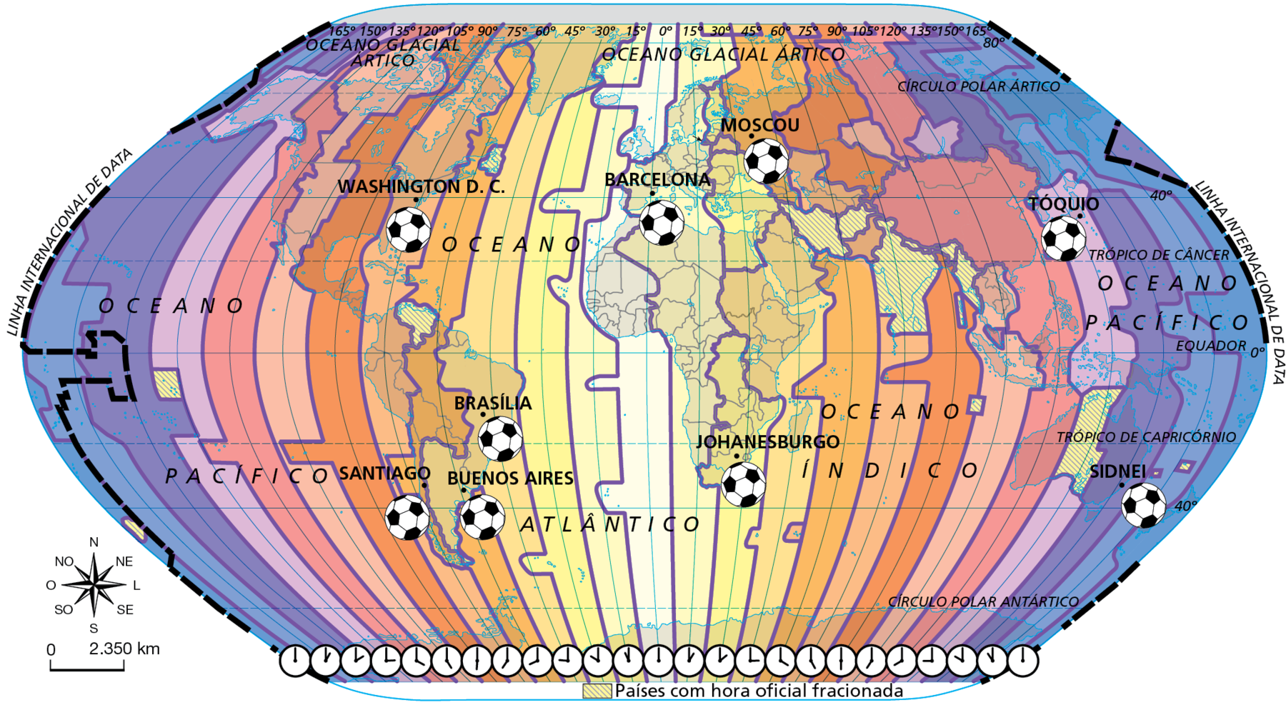 Mapa. Planisfério de fusos horários, com divisão dos limites práticos e teóricos. Algumas cidades estão indicadas e representadas por bolas de futebol. As cidades e os seus respectivos fusos são:  

Washington: fuso menos 5 horas
Santiago: fuso menos 4 horas
Brasília e Buenos Aires: fuso menos 3 horas
Johanesburgo: fuso mais 2 horas
Moscou: fuso mais 3 horas
Tóquio: fuso mais 9 horas
Sidnei: fuso mais 10 horas

Na parte inferior, rosa dos ventos e escala de 0 a 2.350 quilômetros.