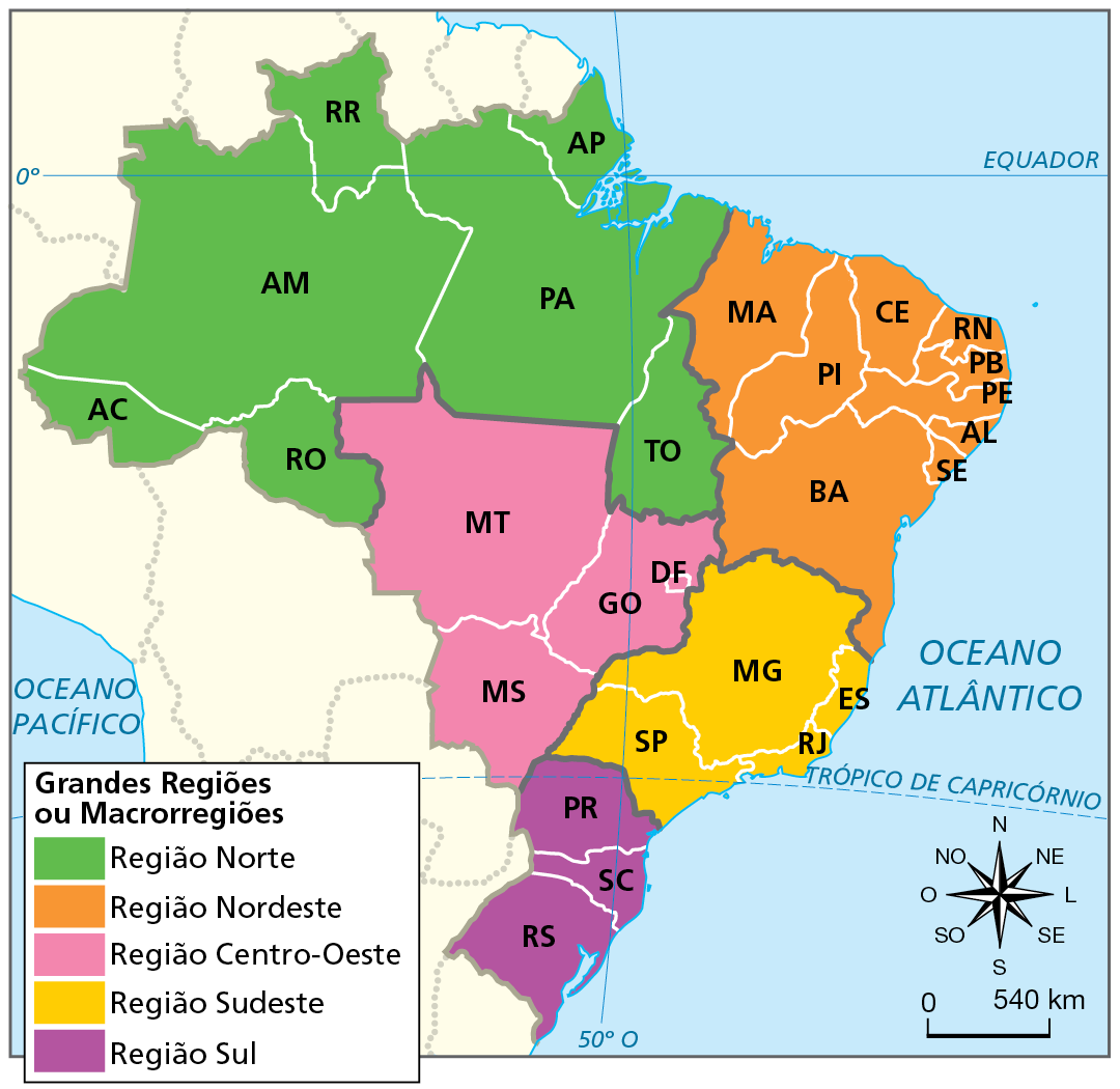 Mapa. Brasil: divisão regional oficial - 1988
Mapa do Brasil mostrando as unidades federativas que formam as cinco grandes regiões do país, diferenciadas por cores.
Grande Regiões ou Macrorregiões
Região Norte (verde): Acre, Rondônia, Amazonas, Roraima, Pará, Amapá, Tocantins.
Região Nordeste (laranja): Maranhão, Piauí, Ceará, Rio Grande do Norte, Paraíba, Pernambuco, Alagoas, Sergipe, Bahia.
Região Centro-Oeste (rosa): Mato Grosso, Mato grosso do Sul, Goiás, Distrito Federal.
Região Sudeste (amarelo): Minas Gerais, Espírito Santo, Rio de Janeiro, São Paulo.
Região Sul (roxo): Paraná, Santa Catarina, Rio Grande do Sul.
Na parte inferior, rosa dos ventos e escala de 0 a 540 quilômetros.