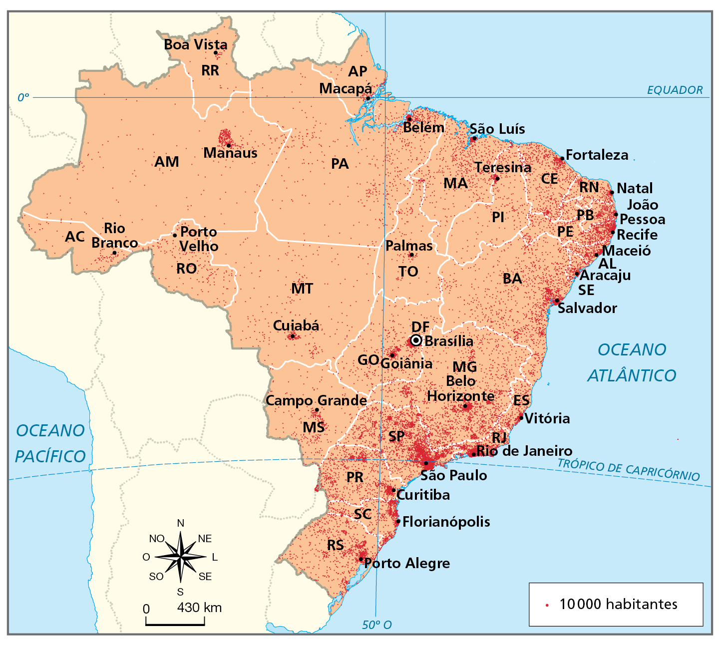 Mapa. Brasil: distribuição da população em 2017. Mapa da América do Sul com destaque para o território brasileiro, sua divisão política e a localização das capitais das unidades da federação. No mapa, pontos vermelhos representam locais onde há a concentração de 10.000 habitantes. As manchas com as maiores concentrações de pontos estão ao redor das capitais das unidades federativas, destacando-se as cidades de São Paulo, Rio de Janeiro, Belo Horizonte, Porto Alegre, Florianópolis, Curitiba, Goiânia, Cuiabá, Campo Grande, Brasília, Salvador, Maceió, Recife, João Pessoa, Natal, Fortaleza, São Luís, Belém e Manaus. Abaixo, rosa dos ventos e escala de 0 a 430 quilômetros.