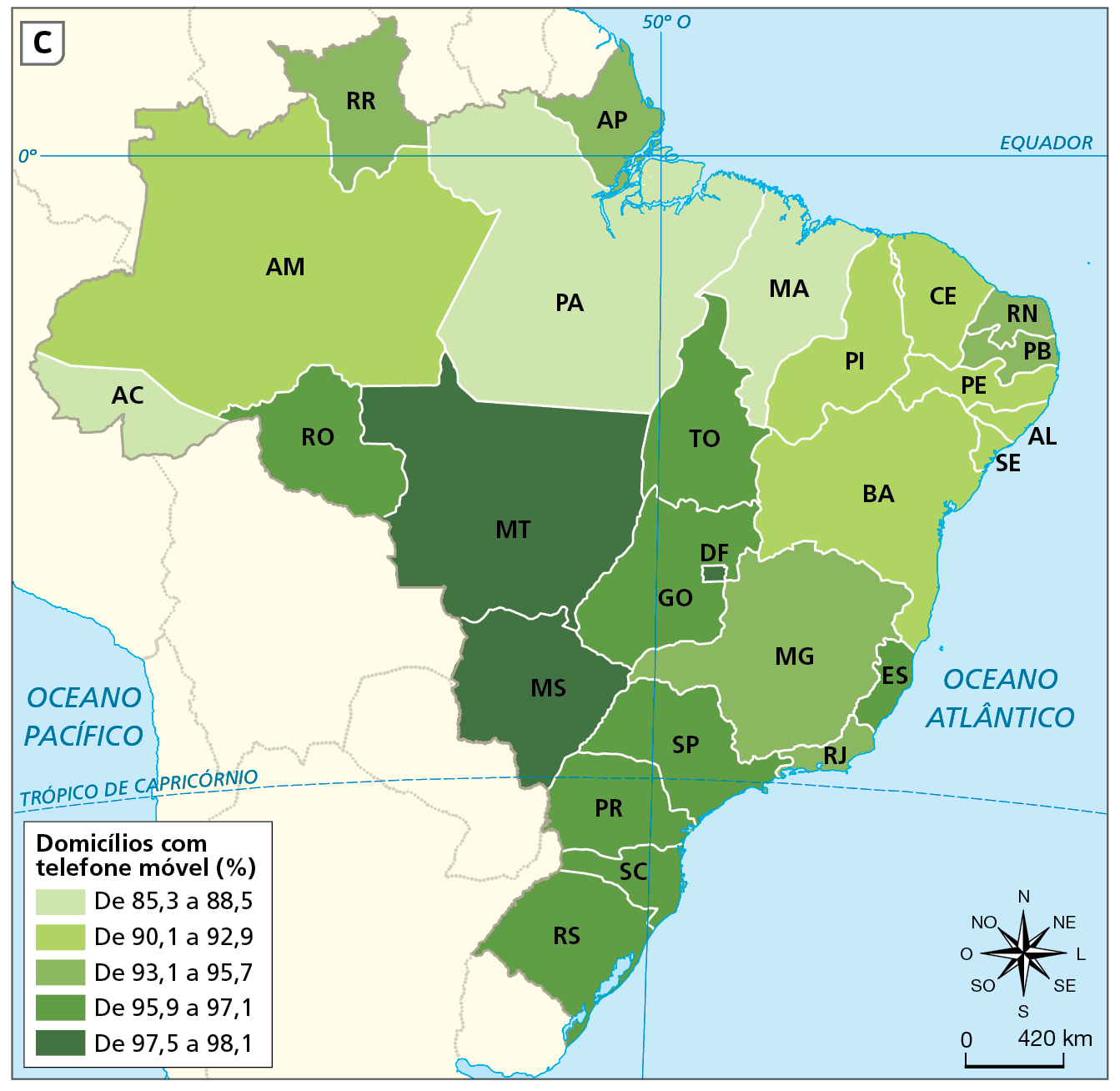 Mapa C. Brasil: domicílios com telefone móvel (em porcentagem) – 2019
Mapa do Brasil mostrando domicílios com telefone móvel nas unidades da federação, indicadas por siglas. Há cinco categorias, diferenciadas por tonalidades de verde. Os tons mais mais claros representam valores menores, e os mais escuros valores maiores.


De 85,3 a 88,5 por cento: Maranhão, Acre e Pará.
De 90,1 a 92,9 por cento: Bahia, Sergipe, Alagoas, Piauí, Pernambuco, Ceará e Amazonas.
De 93,1 a 95,7 por cento: Paraíba, Rio Grande do Norte, Amapá, Roraima, Rio de Janeiro e Minas Gerais. 
De 95,9 a 97,1 por cento: Tocantins, Rondônia, Goiás, São Paulo, Espírito Santo, Rio Grande do Sul, Santa Catarina e Paraná. 
De 97,5 a 98,1 por cento: Distrito Federal, Mato Grosso e Mato Grosso do Sul.
Na parte inferior, rosa dos ventos e escala de 0 a 420 quilômetros.