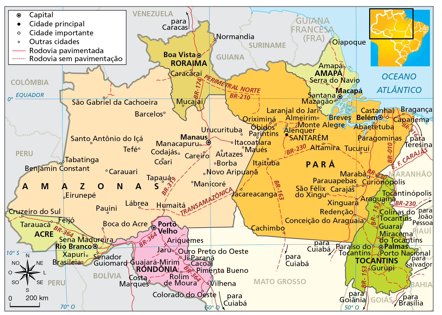 Mapa. Região Norte: político e vias de circulação. Mapa político da Região Norte indicando os estados e suas respectivas capitais, cidades principais, cidades importantes, outras cidades, rodovias pavimentadas e rodovias sem pavimentação. Estado: Acre. Capital: Rio Branco. Outras cidades: Senador Guiomard, Brasileia, Xapuri, Sena Madureira, Feijó, Tarauacá e Cruzeiro do sul. Estado: Amazonas. Capital: Manaus. Outras cidades: Boca do Acre, Humaitá, Lábrea, Pauini, Eirunepé, Benjamin Constant, Tabatinga, Carauari, Santo Antônio do Içá, Tefé, São Gabriel da Cachoeira, Barcelos, Manacapuru, Tapauá, Coari, Codajás, Careiro, Manicoré, Novo Aripuanã, Borba, Autazes, Maués, Itacoatiara, Urucurituba, Parintins. Estado: Rondônia. Capital: Porto Velho. Outras cidades: Guajará Mirim, Costa Marques, Ariquemes, Jaru, Ouro Preto do Oeste, Ji-Paraná, Cacoal, Pimenta Bueno, Vilhena, Rolim de Moura, Colorado do Oeste. Estado: Pará. Capital: Belém. Cidade principal: Santarém. Cidades importantes: Castanhal, Marabá. Outras cidades: Almeirim, Oriximiná, Óbidos, Monte Alegre, Alenquer, Breves, Capanema, Bragança, Abaetetuba, Paragominas, Tucuruí, Altamira, Parauapebas, Carajás, São Félix do Xingu, Curionópolis, Xinguara, Redenção, Conceição do Araguaia, Cachimbo, Jacareacanga. Estado: Tocantins. Capital: Palmas. Cidade importante: Araguaína. Outras cidades: Tocantinópolis, Colinas do Tocantins, Guaraí, Miracema do Tocantins, Porto Nacional, Gurupi, Paraíso do Tocantins. Estado: Amapá. Capital: Macapá. Outras cidades: Oiapoque, Amapá, Serra do Navio, Santana, Mazagão, Laranjal do Jari. Estado: Roraima. Capital: Boa Vista. Outras cidades: Caracaraí, Mucajaí, Normandia. Rodovias pavimentadas. No estado do Acre, há a BR-364, que liga cidades como Senador Guiomar, Rio Branco e Cruzeiro do Sul. No Amazonas, os principais trechos de rodovia não são pavimentados, como a maior parte da BR-319, que liga cidades como Manaus, Careiro e Humaitá, e a Transamazônica. A BR-74 é pavimentada, liga Manaus a Boa Vista e segue em direção a Caracas, na Venezuela. No estado do Pará, os principais trechos de rodovia não são pavimentados, como os da BR-230 e os da BR-163. Há uma rodovia pavimentada ligando cidades como Belém, Marabá e Redenção. Em Tocantins, a BR-153 é pavimentada e liga as principais cidades do estado. Em Rondônia, a BR-364 é pavimentada e atravessa o estado ligando cidades como Porto velho, Ji-Paraná e Vilhena. Abaixo, rosa dos ventos e escala de 0 a 200 quilômetros.