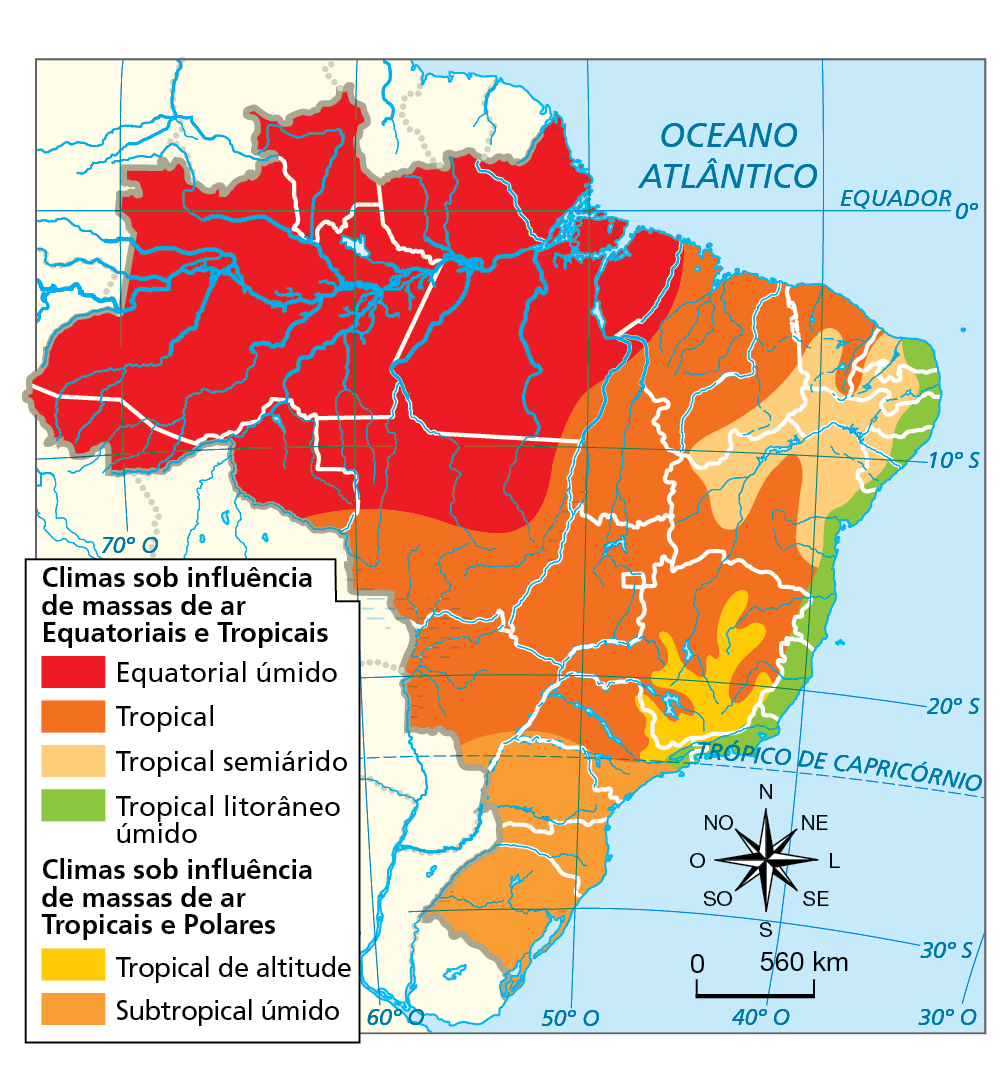 Mapa. Brasil: climas 
Mapa de parte da América do sul com destaque para o Brasil e seus climas.
Climas sob influência de massas de ar Equatoriais e Tropicais. 
Equatorial úmido: predomina nos estados de Roraima, Amapá, Pará, Amazonas, Acre e Rondônia. Presente também no norte de Mato Grosso e no de Tocantins. 
Tropical: predomina no sul de Rondônia, no Maranhão, norte e oeste do Piauí, Tocantins, sul de Mato Grosso, Mato Grosso do sul, Goiás, maior parte do estado de São Paulo, porções norte e oeste de Minas gerais e sul da Bahia.  
Tropical semiárido: estende-se por faixa no  interior dos estados da região nordeste. 
Tropical litorâneo úmido: estende-se por toda a costa atlântica, do litoral do Rio Grande do Norte até o do Rio de Janeiro. 
Climas sob influência de massas de ar Tropicais e Polares. 
Tropical de altitude: estende-se pelo centro-sul de Minas Gerais.
Subtropical úmido: predomina no sul do estado de São Paulo e no Paraná, Santa Catarina e Rio Grande do Sul. 
Na parte inferior, rosa dos ventos e escala de 0 a 560 quilômetros.