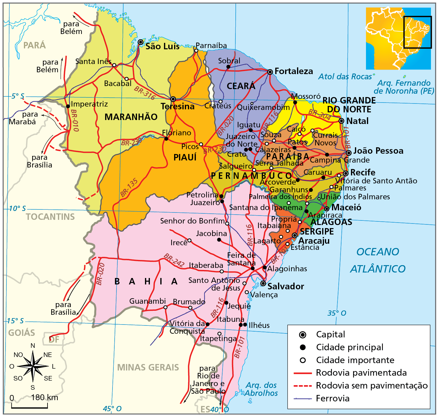 Mapa. Região Nordeste: político e vias de circulação.  
Mapa político da Região Nordeste indicando os estados e suas respectivas capitais, além das cidades principais, cidades importantes, rodovias pavimentadas, rodovias sem pavimentação e ferrovias. Estado: Bahia. Capital: Salvador. Cidades principais: Ilhéus, Itabuna, Vitória da Conquista, Jequié, Jacobina, Feira de Santana, Alagoinhas, Juazeiro. Cidades importantes: Itapetininga, Irecê, Itaberaba, Valença, Brumado, Guanambi, Senhor do Bonfim, Santo Antônio de Jesus.  
Estado: Sergipe. Capital: Aracajú. Cidades principais: sem dados. Cidades importantes: Estância, Lagarto, Itabaiana, Propriá.  
Estado: Alagoas. Capital: Maceió. Cidade principal: Arapiraca. Cidades importantes: Santana do Ipanema, Palmeira dos Índios.  
Estado: Pernambuco. Capital: Recife. Cidades principais: Garanhuns, Arcoverde, Caruaru. Cidades importantes: Vitória de Santo Antão, Palmares, Salgueiro, Serra Talhada.  
Estado: Paraíba. Capital: João Pessoa. Cidades principais: Campina Grande, Patos. Cidades importantes: Souza, Cajazeiras.  
Estado: Rio Grande do Norte. Capital: Natal. Cidade principal: Mossoró. Cidades importantes: Caicó, Currais Novos. 
Estado: Ceará. Capital: Fortaleza. Cidades principais: Sobral, Iguatu, Juazeiro do Norte, Crato. Cidades importantes: Quixeramobim, Crateús.  
Estado: Piauí. Capital: Teresina. Cidade principal: Floriano. Cidades importantes: Picos, Parnaíba.  
Estado: Maranhão. Capital: São Luís. Cidade principal: Imperatriz. Cidades importantes: Bacabal, Santa Inês.  
Rodovias pavimentadas: diversas rodovias interligando os nove estados da Região Nordeste, além de outros estados brasileiros. Principais rodovias: BR 101 e BR 116, caminhos para o Rio de Janeiro e São Paulo, BR 020, caminho para Brasília, BR 010 e BR 316, caminhos para Belém, BR 230 e BR 304. 
Rodovias sem pavimentação: trechos de rodovias sem pavimentação no oeste da Bahia e no sul do Maranhão. 
Ferrovia: do interior da Bahia e se estendendo pela faixa litorânea, principalmente; seguindo do estado do Maranhão para Região Norte. 
Na parte inferior, rosa dos ventos e escala de 0 a 180 quilômetros.