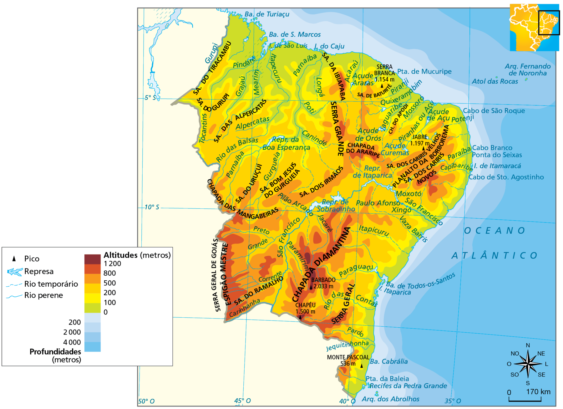 Mapa. Região Nordeste: físico. Representação dos picos mais elevados; das principais represas, dos rios temporários e perenes; além das altitudes e profundidades em metros.   
Picos: BARBADO, 2.033 metros; CHAPÉU, 1.500 metros; SERRA BRANCA, 1.154 metros; JABRE, 1.197 metros, MONTE PASCOAL, 536 metros. 
Represas: Sobradinho, Boa Esperança, Itaparica. 
Rios temporários: Itapicuru, Vaza Barris, Piranji, Mossoró, Pilão Arcado.
Rios perenes: São Francisco, Paraguaçú, Piranhas ou Açu, além de outros importantes rios com trechos temporários, como Parnaíba, Jaguaribe, Paraíba e Capibaribe.
Altitudes (metros): representação da variação altimétrica do relevo continental da Região Nordeste; ao longo da extensa faixa litorânea, predomínio de altitudes inferiores a 100 metros; adentrando o interior, a maior parte das terras do Nordeste se encontra em altitudes entre 200 e 500 metros, destacando-se o extenso vale do Rio São Francisco; formas de relevo com altitudes superiores a 500 metros entremeiam o vasto interior nordestino, destacando-se a Chapada Diamantina, a Chapada das Mangabeiras, a Chapada do Araripe, o Espigão Mestre, a Serra Grande, a Serra Dois Irmãos, a Serra Grande e o Planalto da Borborema.
Profundidades (em metros): representação das profundidades do relevo oceânico da Região Nordeste; na faixa oceânica próxima ao continente, as profundidades variam entre 0 e 200 metros, como nas áreas onde se localiza o Arquipélago de Abrólhos e a Ilha de Itamaracá; avançando em direção ao oceano, as profundidades podem atingir 4.000 metros, como nas áreas próximas ao Arquipélago de Fernando de Noronha e ao Atól das Rócas. 
Na parte inferior, rosa dos ventos e escala de 0 a 170 quilômetros.