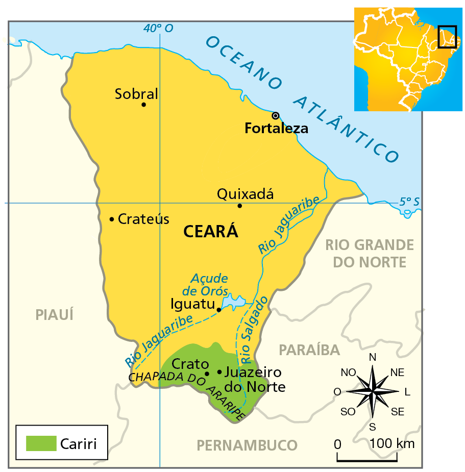 Mapa. O Cariri. Localização da região do Cariri, na porção sul do estado do Ceará, na borda da chapada do Araripe. Identificação dos rios Salgado e Jaguaribe, do Açude de Orós, e de algumas cidades importantes, como Crato e Juazeiro do Norte, pertencentes à região do Cariri, além de Iguatu, Crateús, Quixadá, Sobral e Fortaleza, capital do estado. Na parte inferior, rosa dos ventos e escala de 0 a 100 quilômetros.