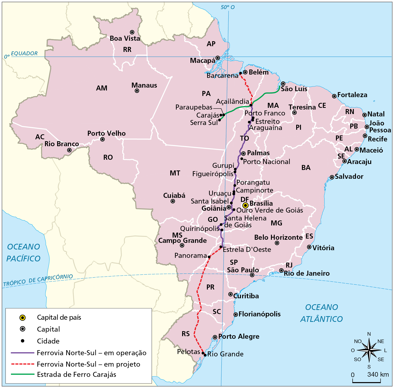 Mapa. Brasil: Ferrovia Norte-Sul e Estrada de Ferro Carajás – 2021. Mapa mostrando o traçado dos trechos em projeto e em operação da Ferrovia Norte-Sul e a extensão da Estrada de Ferro Carajás, em plena operação. Identificação das 27 unidades federativas, da capital do país, das capitais de estados e de algumas cidades importantes ao longo dessas ferrovias. 
Ferrovia Norte-Sul (em operação): trecho que liga a cidade de Estrela D’Oeste, no estado de São Paulo, na divisa com Minas Gerais, e atravessa a região do Triângulo Mineiro, o estado de Goiás, passando por Quirinópolis, Santa Helena de Goiás, Ouro Verde de Goiás, Goiânia, Santa Isabel, Uruaçu, Campinorte, Porangatu; o estado do Tocantins, passando por Figueirópolis, Gurupi, Porto Nacional, Palmas, Araguaína; e o estado no Maranhão, passando por Estreito, Porto Franco até Açailândia. 
Ferrovia Norte-Sul (em projeto): dois trechos, um que prevê a ligação com a porção sul do país, a partir de Estrela D’Oeste, atravessando o oeste dos estados de São Paulo, Paraná, Santa Catarina e a faixa central do Rio Grande do Sul, até Pelotas e Rio Grande; e outro que prevê a ligação entre Açailândia e Barcarena, próxima a Belém, no Pará. 
Estrada de Ferro Carajás: trecho que liga as cidades de Serra Sul, Paraupébas e Carajás, no Pará, à São Luís, no Maranhão, passando por Açailândia, onde há um entroncamento com a Ferrovia Norte-Sul. 
Na parte inferior, rosa dos ventos e escala de 0 a 340 quilômetros.