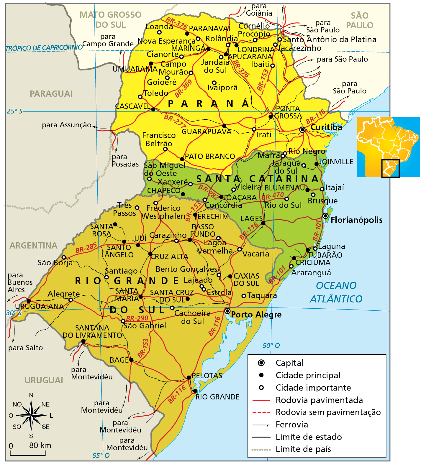 Mapa. Região Sul: político e vias de circulação.  
Mapa político da Região Sul, indicando os estados e suas respectivas capitais, além das cidades principais, cidades importantes, rodovias pavimentadas, rodovias sem pavimentação e ferrovias. 
Estado: Paraná. Capital: Curitiba. Cidades principais: PARANÁ: PATO BRANCO, GUARAPUAVA, MARINGÁ, UMUARAMA, LONDRINA, APUCARANA, PONTO GROSSA. Cidades importantes: IRATI, FRANCISCO BELTRÃO, TOLEDO, GOIOERÊ, CAMPO MOURÃO, CLANORTE, NOVA ESPERANÇA, IVAIPORÃ, IRATI, IBATI, CORNÓPIO PROCÓPIO, JANDAIA DO SUL.
Estado: Santa Catarina. Capital: Florianópolis. Cidades principais: BLUMENAU, JOINVILLE, CHAPECÓ, CRICIÚMA, TUBARÃO. Cidades importantes: RIO NEGRO, MAFIA, JARAGUÁ, BLUMENAU, CONCÓRDIA, SÃO MIGUEL DO OESTE, XANXERÊ. Estado: Rio Grande do Sul. Capital: Porto Alegre. Cidades principais: RIO GRANDE, PELOTAS, BAGÉ, SANTANA DO LIVRAMENTO, URUGUAIANA, SANTA ROSA, SANTO ÂNGELO, IJUÍ, ERECHIM, PASSO FUNDO, CAXIAS DO SUL, SANTA CRUZ DO SUL. 
Cidades importantes: CACHOEIRA DO SUL, ESTRELA, TAQUARA, GONÇALVES, VACARIA, LAGOA VERMELHA, SÃO GABRIEL, SÃO BORJA, TRÊS PASSOS, FREDERICOCO WETPHALEN, TRÊS PASSOS, VACARIA.
Rodovias pavimentadas: diversas rodovias interligando os três estados da Região Sul, além de outros estados brasileiros e países vizinhos. Principais rodovias: BR 101, BR 116 e BR 153, caminhos para São Paulo; BR 376, caminho para o Mato Grosso do Sul; BR 369 e BR 277, caminho para o Paraguai e a Argentina; BR 285, caminho para a Argentina; BR 116 e BR 153, na direção sul, caminhos para o Uruguai. 
Rodovias sem pavimentação: trechos de rodovias sem pavimentação na ligação entre a BR 153 e a BR 376, na porção leste do Paraná.  
Ferrovias: concentradas no interior, com diversos ramais que conectam os três estados e a faixa litorânea.  
Na parte inferior, rosa dos ventos e escala de 0 a 80 quilômetros.