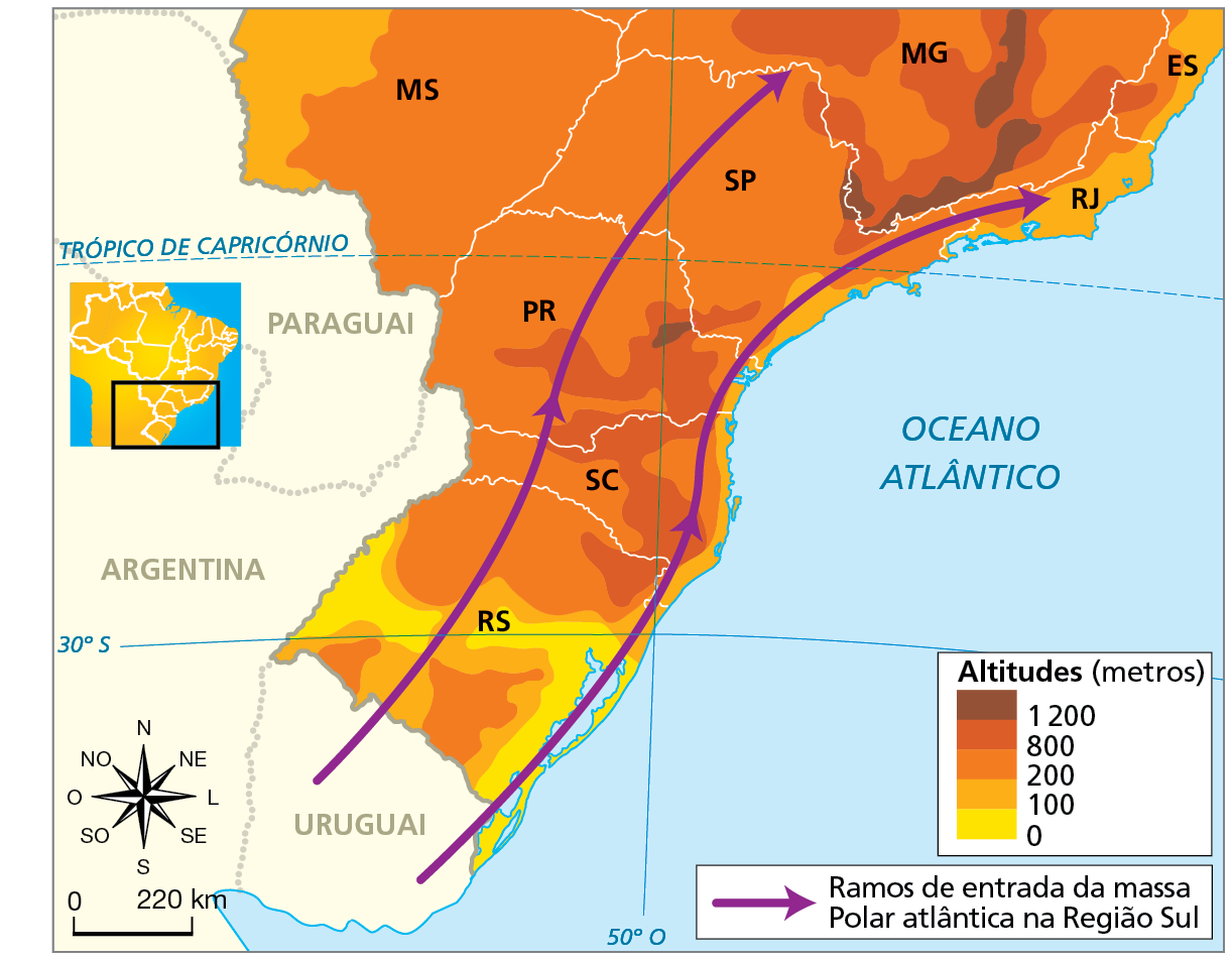 Mapa. Deslocamento da massa de ar Polar atlântica. Mapa representando a variação altimétrica do relevo continental da Região Sul, dos estados de São Paulo e Rio de Janeiro e de parte dos estados de Mato Grosso do Sul, Minas Gerais e Espírito Santo. O mapa também mostra os ramos de entrada da massa Polar atlântica na Região Sul, representadas por setas que indicam a direção dos ventos e a área afetada no deslocamento dessa massa de ar. A massa de ar Polar atlântica adentra a região sul pelo Uruguai, e avança pela faixa litorânea e pelo interior na direção Sudoeste-Nordeste, chegando ao estado de São Paulo, até a divisa com Minas Gerais, e também ao Rio de Janeiro. 
Na parte inferior, rosa dos ventos e escala de 0 a 220 quilômetros.