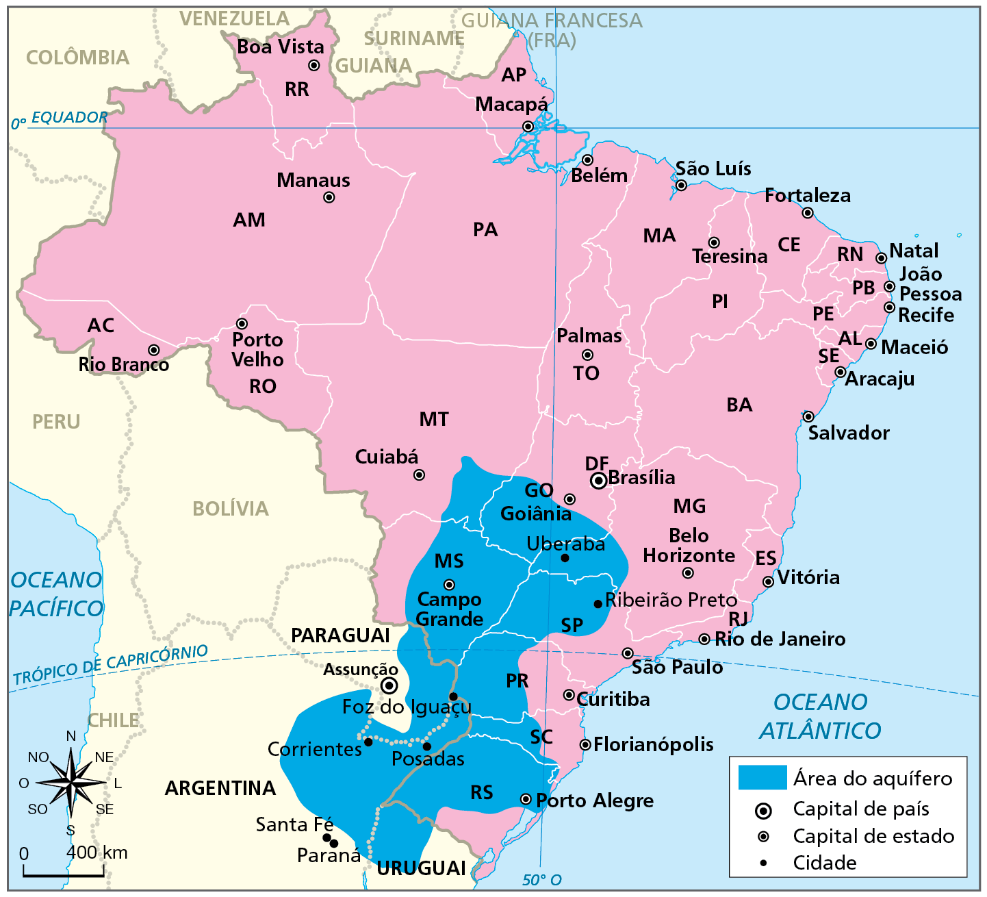 Mapa. Aquífero Guarani. Delimitação da área de abrangência do aquífero nos territórios do Brasil, do Uruguai, da Argentina e do Paraguai. 
No Brasil: abrange a maior parte do Rio Grande do Sul, à exceção da porção que compreende o Planalto Sul-Rio-Grandense; estende-se por uma longa faixa a oeste dos estados de Santa Catarina, Paraná, São Paulo e Minas Gerais; compreende o sul de Goiás, a porção sudeste do Mato Grosso e a maior parte do Mato Grosso do Sul, à exceção do extremo oeste. 
No Uruguai: engloba a porção noroeste, em uma faixa que se estende desde o Rio Grande do Sul.
No Argentina: acolhe a porção nordeste e parte do norte, até a fronteira com o Paraguai. 
No Paraguai: engloba uma estreita faixa ao sul e uma porção maior no sudeste do país, além de uma faixa que se estende desde o Mato Grosso do Sul e Paraná. 
Na parte inferior do mapa, rosa dos ventos e escala de 0 a 400 quilômetros.