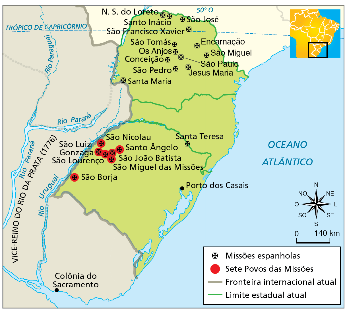 Mapa. Região Sul: reduções jesuíticas, entre os séculos dezessete e dezoito. Mapa localizando as missões espanholas, os territórios dos Sete Povos das Missões e o Vice-Reinado do Rio da Prata, em 1776. Destaque para os limites estaduais atuais, bem como a fronteira internacional atual. 
Atual estado do Paraná: concentrou as missões espanholas, especialmente nas porções central e norte, próximo ao limite com o atual estado de São Paulo; Missões: NOSSA SENHORA DO LORETO, SANTO INÁCIO, SÃO FRANCISCO XAVIER, SÃO TOMÁS, OS ANJOS, CONCEIÇÃO, SÃO JOSÉ, SÃO PEDRO, SANTA MARIA, ENCARNAÇÃO, SÃO MIGUEL, SÃO PAULO, JESUS MARIA. 
Atual estado de Santa Catarina: recebeu uma única missão espanhola, no limite com o atual estado do Rio Grande do Sul; Missão: SANTA TEREZA.
Atual estado do Rio Grande do Sul: abrigou os Sete Povos das Missões, distribuídos na porção oeste do estado: SÃO LUIZ, SÃO NICOLAU, SANTO ÂNGELO, SÃO JOÃO BATISTA, SÃO MIGUEL DAS MISSÕES, SÃO BORJA, GONZAGA, SÃO LOURENÇO. 
Localização do Porto dos Casais, onde atualmente se encontra a cidade de Porto Alegre. 
À direita do mapa, rosa dos ventos e escala de 0 a 140 quilômetros.