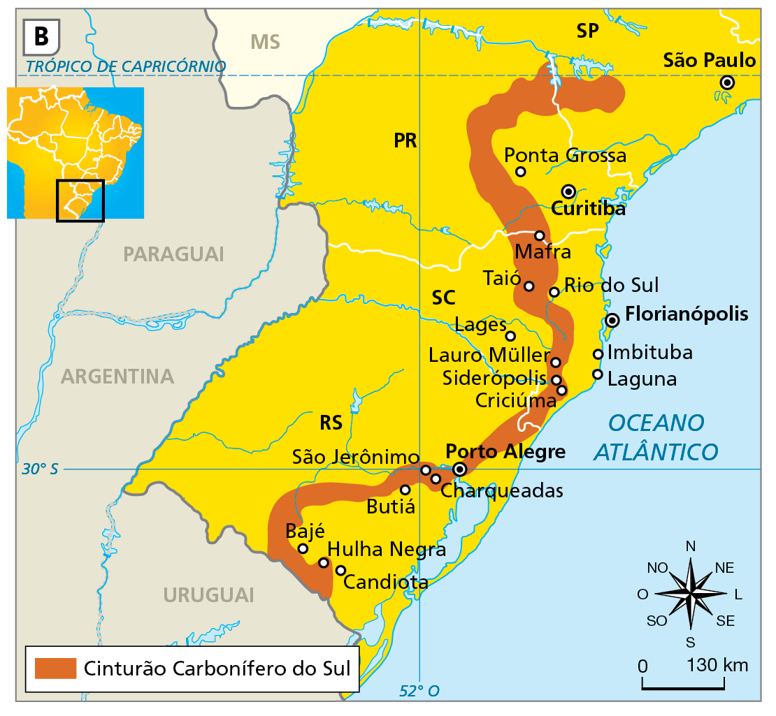 Mapa. Localização da faixa de terras do Cinturão Carbonífero do Sul. Essa formação se estende ao longo das seguintes unidades de relevo: a Depressão Periférica da Borda Leste da Bacia do Paraná e a Depressão Periférica Sul-Rio-Grandense. No Rio Grande do Sul, abarca as áreas próximas às cidades de Bagé, Hulha Negra, São Jerônimo, Charqueadas e Porto Alegre. Em Santa Catarina, abrange as cidades de Criciúma, Siderópolis, Lauro Míler, Taió e Mafra. No Paraná, a faixa avança pelo centro do estado, contornando as cidades de Curitiba e Ponta Grossa. Na parte de baixo, à direita, rosa dos ventos e escala de 0 a 130 quilômetros.