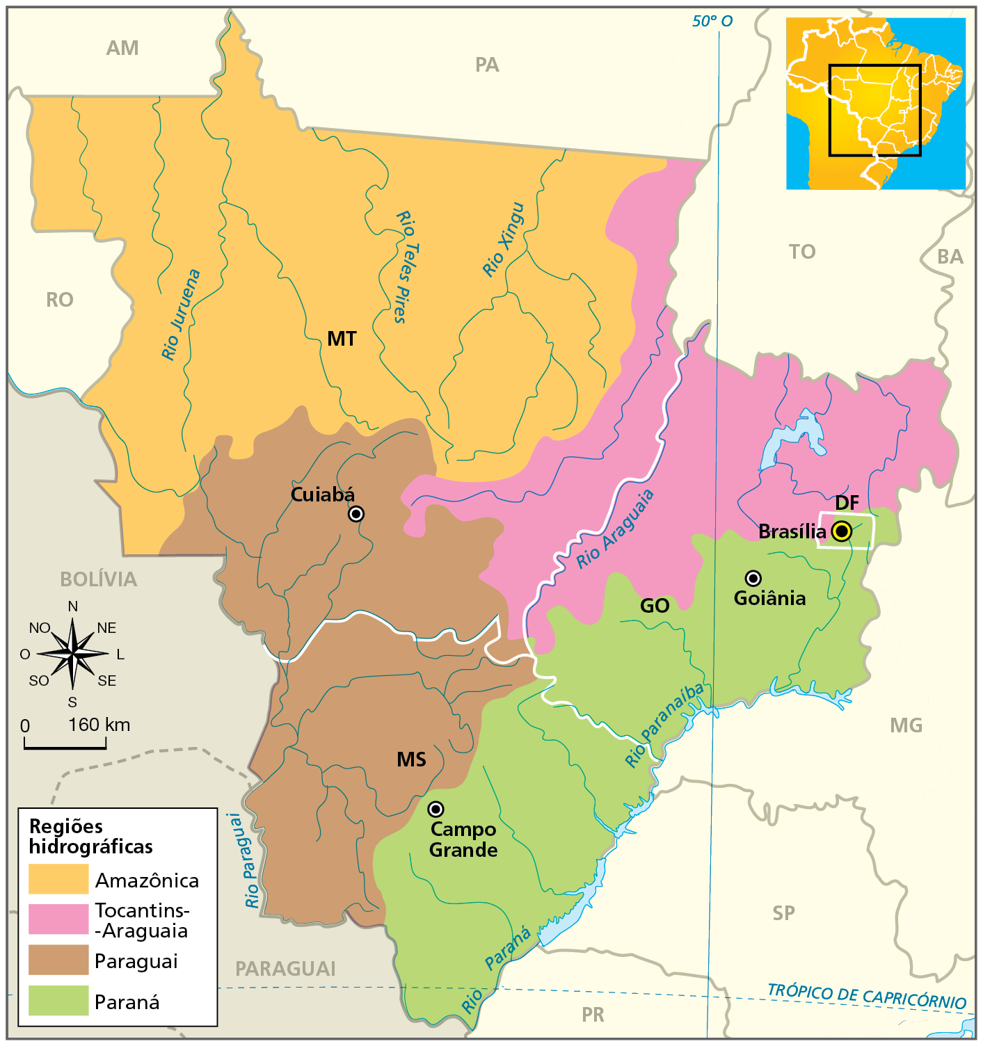 Mapa. Região Centro-Oeste: regiões hidrográficas.
Mapa com destaque para as regiões hidrográficas do Centro-Oeste. 
Região hidrográfica Amazônica: abrange todo o Mato Grosso, com exceção de faixas das porções sul e leste do estado.
Região hidrográfica Tocantins-Araguaia: abrange o leste de Mato Grosso e as porções oeste e norte de Goiás.
Região hidrográfica Paraguai: abrange o sul do Mato Grosso e o centro-oeste do Mato Grosso do Sul.
Região hidrográfica Paraná: abrange o sul e o leste de Goiás e o centro-leste do Mato Grosso do Sul, passando pelo Distrito Federal.
Na parte inferior, rosa dos ventos e escala de 0 a 160 quilômetros.