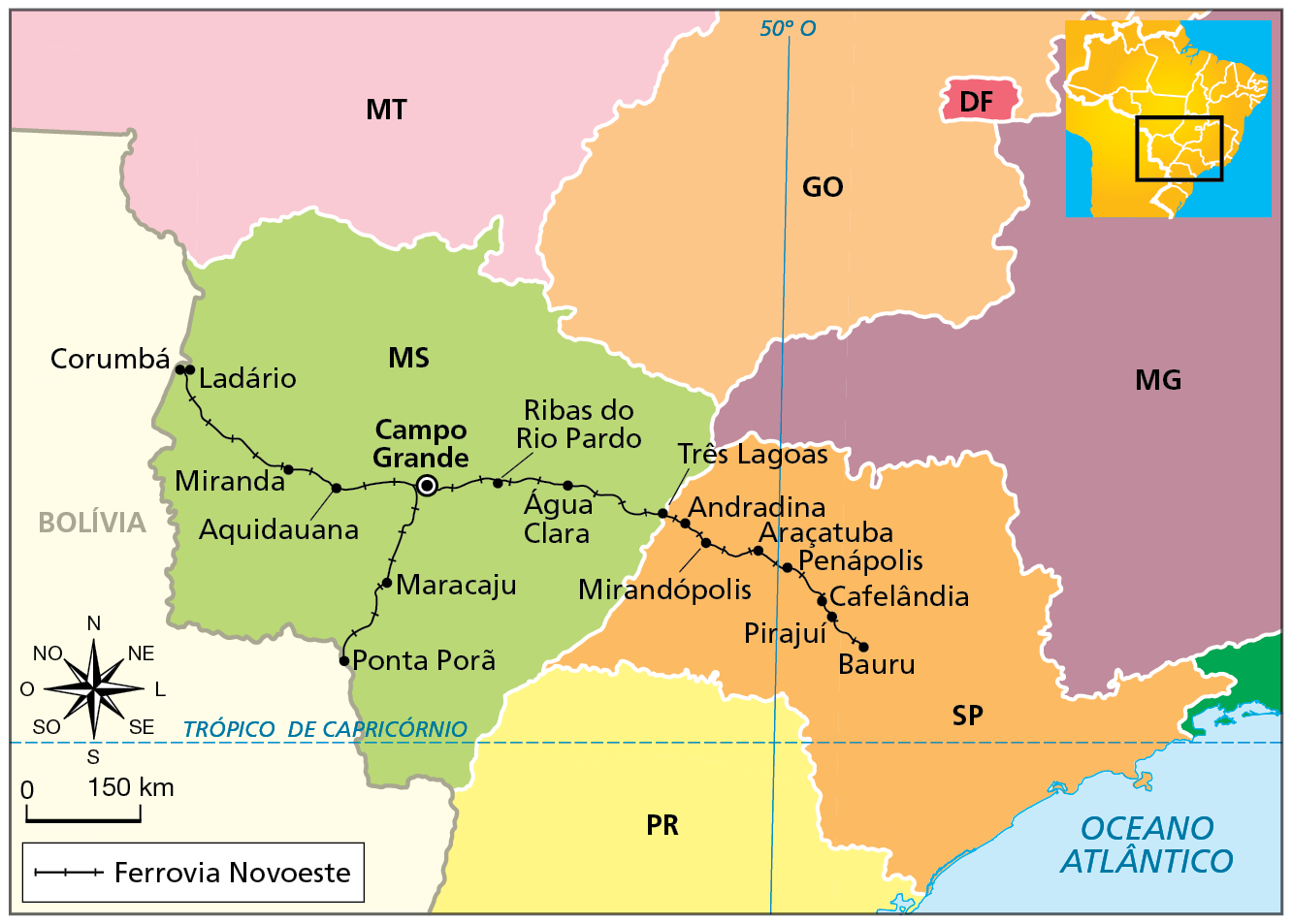 Mapa. Ferrovia Novoeste - antiga E. F. Noroeste do Brasil. 
Mapa com destaque para as atuais unidades da federação: Paraná, São Paulo, Mato Grosso do Sul, Minas Gerais, Goiás, Distrito Federal e Mato Grosso.
No mapa, cada unidade da federação é representada com uma cor e o trajeto da ferrovia Novoeste é representado por fio preto com tracinhos. 
A ferrovia atravessa os estados de Mato Grosso do Sul e São Paulo, de Corumbá a Bauru. 
Cidades que estão no trajeto: no estado de São Paulo: Bauru, Pirajuí, Cafelândia, Penápolis, Araçatuba, Mirandópolis, Andradina; no estado do Mato Grosso do Sul: Três Lagoas, Água Clara, Ribas do Rio Pardo, Campo Grande, Maracaju, Ponta Porã, Aquidauna, Miranda, Ladário, Corumbá. 
Abaixo, rosa dos ventos e escala de 0 a 150 quilômetros.