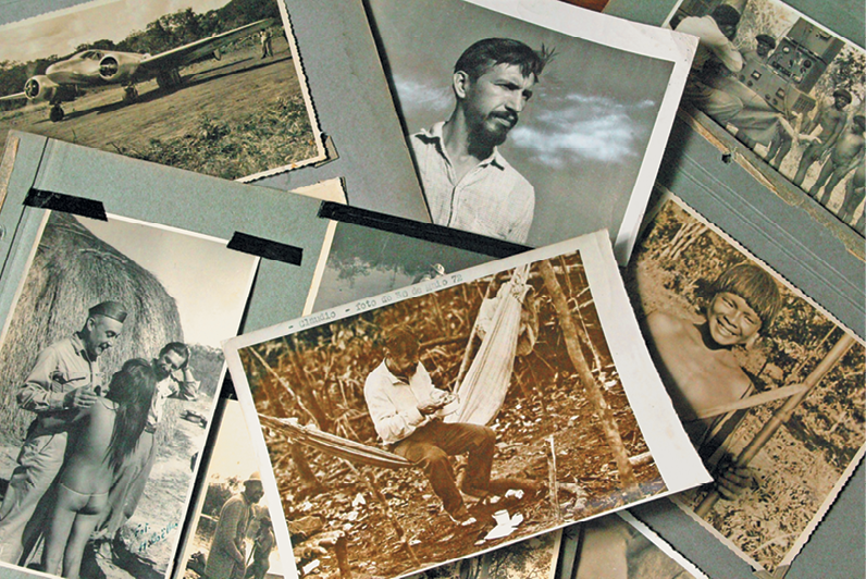 Fotografia em preto e branco. Diversas fotografias sobrepostas, mostrando apenas partes; em algumas é possível observar apenas o indigenista Orlando Villas Bôas, em outras aparecem apenas indígenas, e há também fotografias em que Villas Bôas aparece interagindo com indígenas.