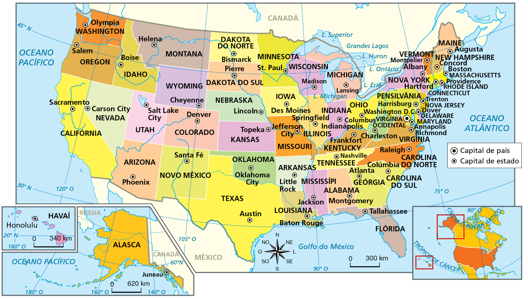 Mapa. Estados Unidos: divisão política – 2022.  Mapa com foco nos Estados Unidos, mostrando os estados e as suas respectivas capitais. Capital do país Washington D.C. Estado Alabama. Capital Montgomery. Estado Alasca. Capital Juneau. Estado Arizona. Capital Phoenix. Estado Arkansas. Capital Little Rock. Estado Califórnia. Capital Sacramento. Estado Carolina do Norte. Capital Raleigh. Estado Carolina do Sul. Capital Colúmbia. Estado Colorado. Capital Denver. Estado Connecticut. Capital: Hartford. Estado Dakota do Norte. Capital Bismarck. Estado Dakota do Sul. Capital Pierre. Estado Delaware. Capital Dover. Estado Flórida. Capital Tallahassee. Estado Geórgia. Capital Atlanta. Estado Havaí. Capital Honolulu. Estado Idaho. Capital Boise. Estado Illinois. Capital Springfield. Estado Indiana. Capital Indianápolis. Estado Indiana. Capital Indianápolis. Estado Iowa. Capital Des Moines. Estado Kansas. Capital Topeka. Estado Kentucky. Capital Frankfort. Estado Louisiana. Capital Baton Rouge. Estado Maine. Capital Augusta. Estado Maryland. Capital Annapolis. Estado Massachusetts. Capital Boston. Estado Michigan. Capital Lansing. Estado: Minnesota. Capital Saint Paul. Estado Mississípi. Capital Jackson. Estado Missouri. Capital Jefferson City. Estado Montana. Capital Helena. Estado Nebraska. Capital Lincoln. Estado Nevada. Capital Carson City. Estado New Hampshire. Capital Concord. Estado Nova York. Capital Albany. Estado Nova Jersey. Capital Trenton. Estado Novo México. Capital Santa Fé. Estado Ohio. Capital Columbus. Estado Oklahoma. Capital Oklahoma City. Estado Oregon. Capital Salem. Estado Pensilvânia. Capital Harrisburg. Estado Rhode Island. Capital Providence. Estado Tennessee. Capital Nashville. Estado Texas. Capital Austin. Estado Utah. Capital Salt Lake City. Estado Vermont. Capital Montpelier. Estado Virgínia. Capital Richmond. Estado Virgínia Ocidental. Capital Charleston. Estado Washington. Capital Olympia. Estado Wisconsin. Capital Madison. Estado Wyoming. Capital Cheyenne.  Na parte inferior, rosa dos ventos e escala de 0 a 300 quilômetros. À esquerda, também na parte inferior, há destaque para os mapas dos estados do Havaí e do Alasca, com escalas de 0 a 340 quilômetros e 0 a 620 quilômetros, respectivamente.