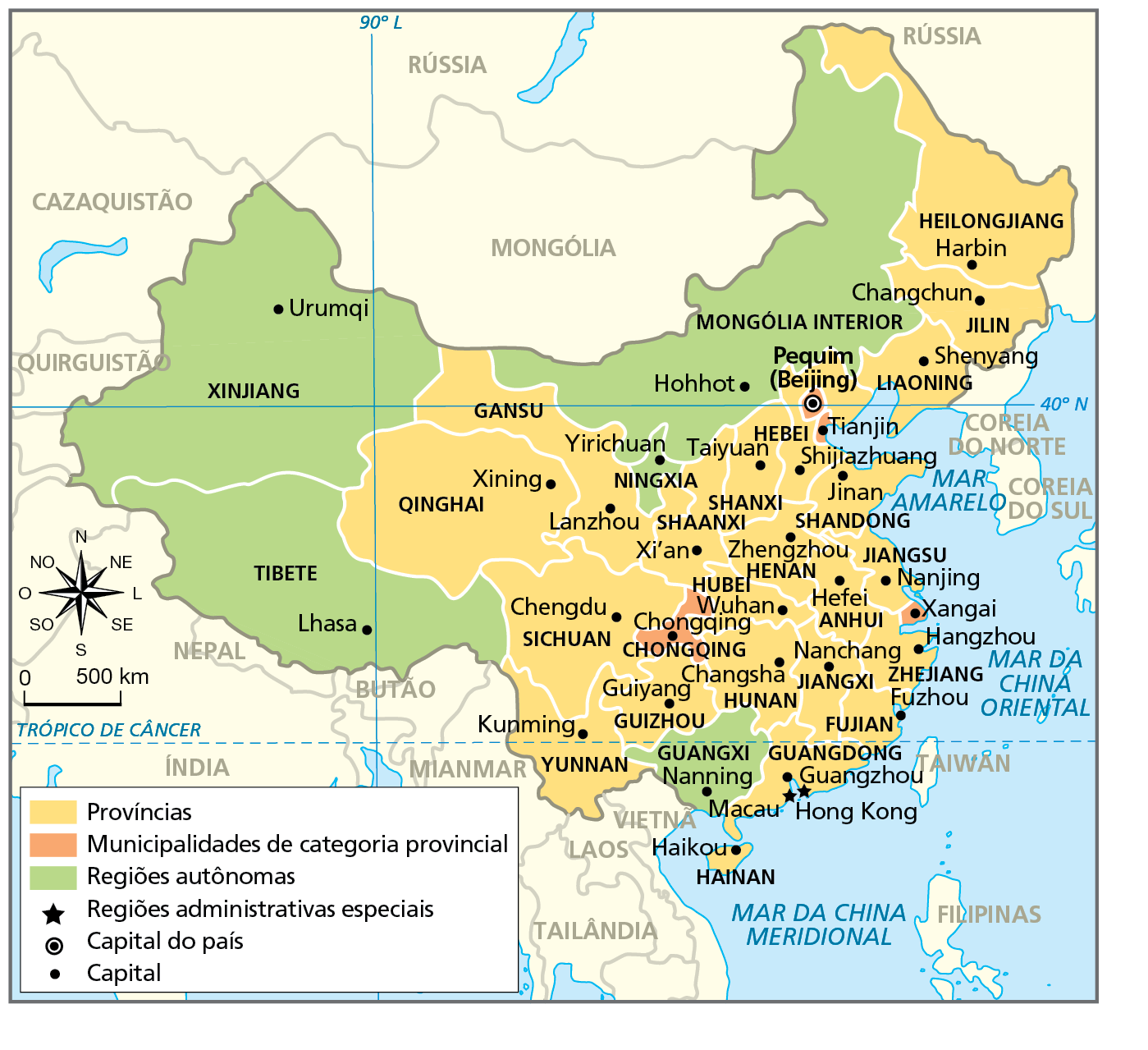 Mapa. China: divisão administrativa, 2022. Mapa político da porção leste da Ásia. Os países estão na cor amarelo claro neutro, com exceção da China, com as províncias representadas em amarelo, as municipalidades de categoria provincial na  cor laranja e as regiões autônomas em verde.    Províncias, localizadas na porção leste e central da China: Heilongjiang, capital Harbin. Jilin, capital Changchung. Liaoning, capital Shenyang. Hebei, capital Shijiazhuang. Shanxi, capital Taiyuan. Shaanxi, capital Xi´an. Gansu, capital Lanzhou. Qinghai, capital Xining. Sichuan, capital Chengdu. Yunnan, capital Kunming. Hainan, capital Haikou. Guangdong, capital Guangzhou. Fujian, capital Fuzhou. Zhejiang, capital Hangzhou. Jiangxi, capital Nanchang. Hunan, capital Changsha. Guizhou, capital Guiyang. Hubei, capital Wuhan. Henan, capital Zhengzhou. Jiangsu, capital Nanjing. Anhui, capital Hefei. Shandong, capital Jinan.  Municipalidades de categoria provincial: Pequim (Beijing), Tianjin, Chongoing e Xangai. Regiões autônomas: Xinjiang, capital Urumqi. Mongólia Interior, capital Hohhot, Tibete, capital Lhasa, e Guangxi, capital Nanning.  Regiões administrativas especiais: Hong Kong e Macau. Capital do país: Pequim (Beijing).  À esquerda, rosa dos ventos e escala de 0 a 500 quilômetros.