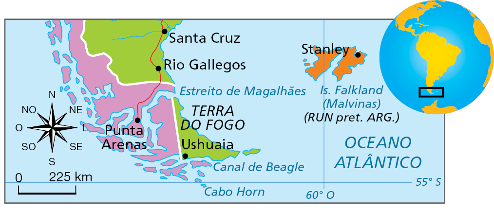 Mapa. Canal de Beagle e Malvinas ou Ilhas Falkland. Mapa do extremo sul da América do Sul, nas porções argentina e chilena, além das Ilhas Malvinas (ou Falkland) a leste da costa argentina, no Oceano Atlântico. Localidades indicadas no leste da Argentina: Ushuaia, na área da Terra do Fogo, Rio Gallegos e Santa Cruz. Na parte oeste do sul do Chile, está indicada a localidade de Punta Arenas. Uma linha vermelha conecta Punta Arenas, no Chile, a Rio Gallegos e Santa Cruz, na Argentina. Mais à leste do sul da Argentina, no Oceano Atlântico, nas Ilhas Falklands ou Malvinas, está indicada a localidade de Stanley. A distância entre Stanley e Santa Cruz, em linha reta, é de 3,4 centímetros.  À esquerda, na parte inferior do mapa, rosa dos ventos e escala de 0 a 225 quilômetros.