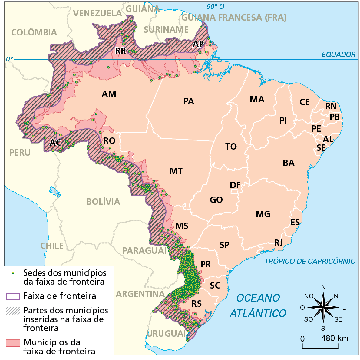 Mapa. Brasil: municípios da faixa de fronteira, 2020. Mapa da América do Sul com destaque para o território brasileiro e as regiões fronteiriças de norte a sul. O mapa representa as faixas de fronteira, as sedes dos municípios em faixa de fronteira e suas partes territorialmente demarcadas como zona de fronteira. Faixa de fronteira: mancha que se estende desde o sul do Rio Grande do Sul, oeste dos estados do Rio Grande do Sul, Santa Catarina, Paraná, Mato Grosso do Sul, Mato Grosso, Rondônia, sul e oeste do Acre, oeste e norte do Amazonas, norte de Roraima, noroeste do Pará e norte do Amapá.  Sedes dos municípios: maior concentração na faixa sul do país, no oeste dos estados do Paraná, Santa Catarina e Rio Grande do Sul. Destaque menor para ocorrência de sedes de municípios da faixa de fronteira nos estados do Mato Grosso, Mato Grosso do Sul, Acre, Rondônia e Roraima e ocorrências isoladas no Pará, Amapá e Amazonas. Especialmente nos estados do Pará, Amazonas, Mato Grosso e Mato Grosso do sul, há ocorrência de sedes municipais fora da faixa de fronteira, mas com parte dos municípios inseridos na faixa de fronteira.    Em quase toda a faixa de fronteira há partes de municípios nela inseridas. A área que abrange municípios da faixa de fronteira ultrapassa a largura dessa faixa em direção ao interior do país, desde o Mato Grosso do Sul até o Pará. À direita, rosa dos ventos e escala de 0 a 480 quilômetros.