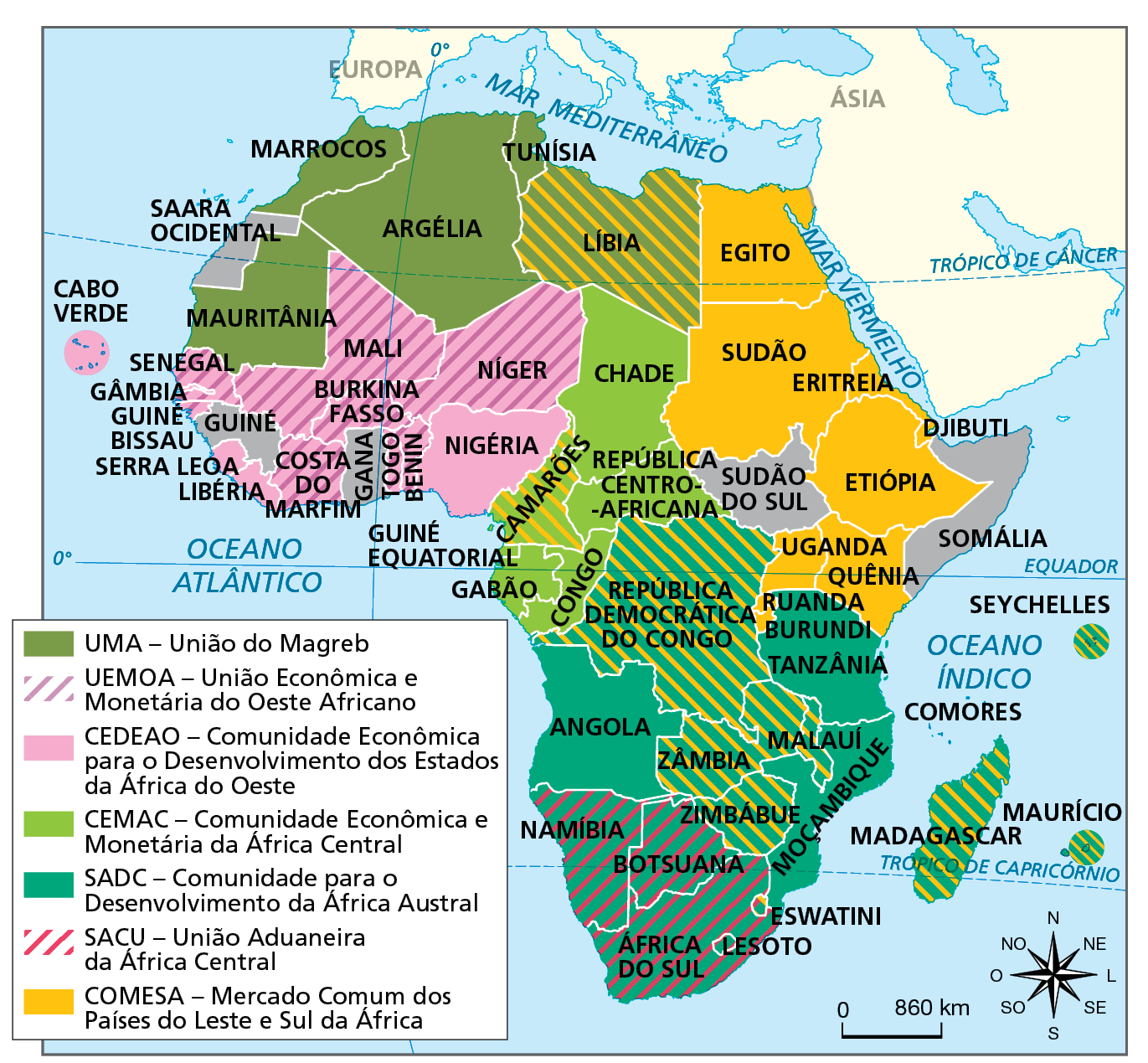 Mapa. África: organizações internacionais regionais econômicas - 2021.  Mapa político da África com a identificação dos países pertencentes as diferentes organizações internacionais regionais econômicas.  UMA – União do Magreb: Mauritânia, Marrocos, Argélia, Tunísia, Líbia.  UEMOA – União Econômica e Monetária do Oeste Africano: Mali, Burkina Fasso, Níger, Costa do Marfim, Togo, Benin, Senegal, Gâmbia, Guiné Bissau.  CEDEAO – Comunidade Econômica para o Desenvolvimento dos Estados da África do Oeste: Mali, Burkina Fasso, Níger, Nigéria, Benin, Togo, Costa do Marfim, Libéria, Serra Leoa, Guiné Bissau, Guiné, Gâmbia, Senegal, Cabo Verde.   CEMAC – Comunidade Econômica e Monetária da África Central: Chade, Camarões, República Centro-Africana, Congo, Gabão, Guiné Equatorial. SADC – Comunidade para o Desenvolvimento da África Austral: República Democrática do Congo, Tanzânia, Angola, Moçambique, Zimbábue, Zâmbia, Malauí, Namíbia, Botsuana, África do Sul, Lesoto, Eswatini, Madagascar, Maurício, Seychelles.  SACU – União Aduaneira da África Central: Namíbia, Botsuana, África do Sul, Lesoto.  COMESA – Mercado Comum dos Países do Leste e Sul da África: Líbia, Egito, Sudão, Eritreia, Etiópia, Uganda, Quênia, Ruanda, Burundi, Madagascar, Maurício, Seychelles, República Democrática do Congo, Zimbábue, Zâmbia, Malauí, Lesoto, Camarões.  Na parte de baixo, à direita, rosa dos ventos e escala de 0 a 860 quilômetros.