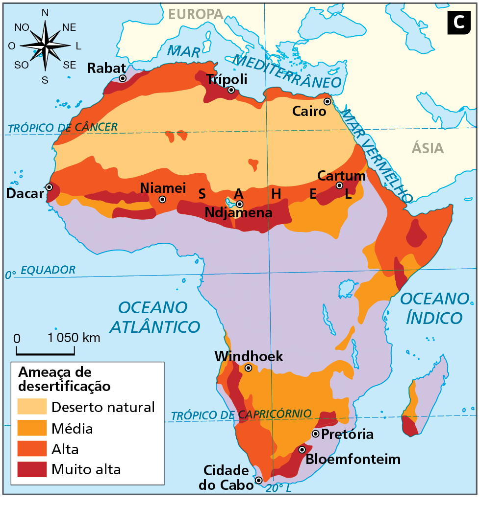 Mapa C. África: desertificação.
Mapa do continente africano representando níveis de susceptibilidade e localização das áreas ameaçadas de desertificação, em quatro categorias de classificação, diferenciadas por cores que variam do laranja-claro para o vermelho-escuro. Os tons mais claros representam as áreas menos ameaçadas e os mais escuros as áreas muito ameaçadas.
Ameaça de desertificação: 
Deserto natural: faixa de terras correspondentes ao Deserto do Saara, na porção norte do continente.  
Ameaça média: na porção sul, em parte da região leste e em áreas restritas à sudeste e sudoeste do Sahel, na parte central do continente. 
Ameaça alta: na região do Sahel, ao sul do Deserto do Saara; na região costeira ao norte e noroeste; no extremo leste, na costa do Mar Vermelho e Oceano Índico e extremo sudoeste, ao norte da Cidade do Cabo;
Ameaça muito alta: em porções no sul do continente e na Ilha de Madagascar; ao sul do Sahel e em áreas restritas nos extremos oeste, noroeste e norte. 
À esquerda, rosa dos ventos e escala de 0 a 1.050 quilômetros.