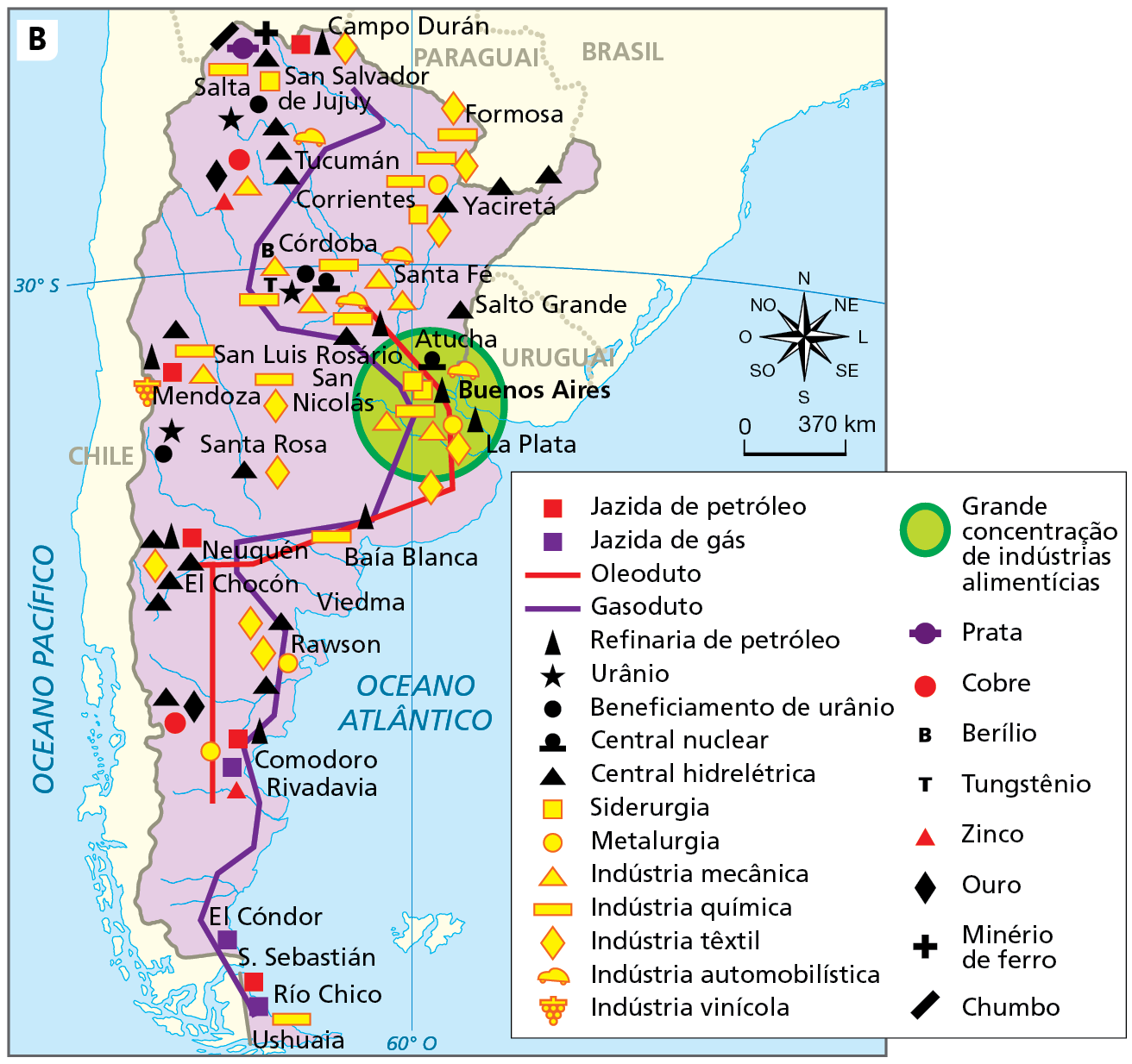 Mapa B. Argentina: indústria, recursos minerais e energia.  Representação dos ramos industriais e dos recursos minerais e energéticos existentes na Argentina. Grande concentração de indústrias alimentícias: região que engloba as cidades e o entorno de Buenos Aires, La Plata, Atucha, Rosário, San Nicolás. Nessa região também há concentração de outros ramos industriais e energéticos, como: refinaria de petróleo, central nuclear, siderurgia, metalurgia, além de indústrias química, mecânica, têxtil e automobilística.  Outras regiões industriais: Na faixa central do país, desde os Pampas até o Chaco, compreendendo a Planície Platina, onde se destacam entre outras cidades: Santa Rosa, San Luis, Córdoba, Corrientes, Santa Fé, Formosa, Yaciretá. Ramos industriais e energéticos nessa porção do território: central hidrelétrica, central nuclear, urânio e beneficiamento, tungstênio, berílio, além de indústrias química, mecânica, têxtil, automobilística e metalurgia. Concentração ao norte da Patagônia e ao longo da faixa litorânea sul, onde se destacam entre outras cidades: Neuquén, El Chocón, Baía Blanca, Rawson, Comodoro, Rivadavia, El Cóndor, San Sebastián, Rio Chico, Ushuaia. Ramos industriais e energéticos nessa porção do território: indústrias química, têxtil e metalurgia, jazidas de petróleo e gás, refinaria de petróleo, central hidrelétrica, ouro e cobre.  Porção que engloba o entorno de Mendoza, no extremo oeste da Argentina, ao pé da Cordilheira dos Andes. Ramos industriais e energéticos nessa porção do território: indústrias vinícola, química, mecânica, urânio e beneficiamento, jazida de petróleo.  Concentração na porção noroeste, englobando as cidades e o entorno de Campo Durán, San Salvador de Jujuy, Salta, Tucumán. Ramos industriais e energéticos nessa porção do território: jazida de petróleo, refinaria de petróleo, indústrias química, mecânica, têxtil e automobilística, além de zinco, minério de ferro, chumbo, ouro, cobre e prata.   À direita, rosa dos ventos e escala de 0 a 370 quilômetros.