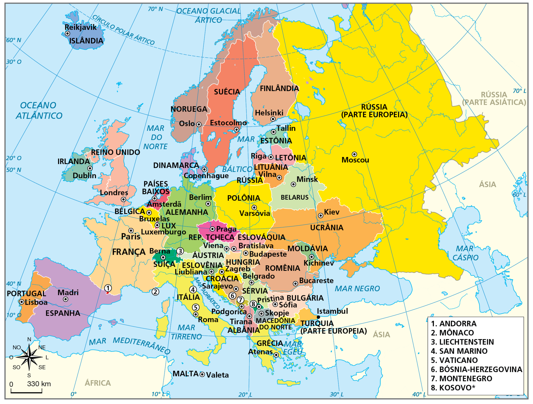 Mapa. Europa: político, 2021. Mapa político da Europa, representando os países, as respectivas capitais e os microestados.
Islândia – Reikjavik. 
Noruega – Oslo. 
Suécia – Estocolmo. 
Finlândia – Helsinki. 
Rússia (Parte Europeia) – Moscou. 
Belarus – Minsk. 
Ucrânia – Kiev. 
Estônia – Tallin. 
Letônia – Riga. 
Lituânia – Vilna. 
Dinamarca – Copenhague. 
Reino Unido – Londres. 
Irlanda – Dublin. 
Países Baixos – Amsterdã. 
Alemanha – Berlim. 
Polônia – Varsóvia.
Bélgica – Bruxelas. 
França – Paris. 
República Tcheca – Praga. 
Eslováquia – Bratislava. 
Moldávia – Kichinev. 
Romênia – Bucareste. 
Hungria – Budapeste. 
Áustria – Viena. 
Croácia – Zagreb. 
Bulgária – Sofia. 
Macedônia – Skopje. 
Grécia – Atenas. 
Itália – Roma. 
Espanha – Madri. 
Portugal – Lisboa. 
Albânia – Tirana.
Grécia – Atenas. 
Sérvia – Belgrado. 
Macedônia do Norte – Skopje. 
Turquia (parte europeia) –  Istambul.
Montenegro (7) - Podgorica. 
Malta – Valeta. 
Eslovênia – Liubliana. 
Luxemburgo – Luxemburgo.
Malta – Valeta. 
Microestados: 1 – Andorra, divisa da França com Espanha. 2 – Mônaco, entre França e Itália. 3 – Liechtenstein, entre Suíça e Áustria. 4 – San Marino, Itália. 5 – Vaticano, Itália. 6 – Bósnia-Hezergovina, capital Sarajevo. 7 – Montenegro. 8 – Kosovo, capital Pristina (até meados de 2022, Kosovo ainda aguardava o reconhecimento internacional de sua independência.), entre Bulgária e Sérvia. 
Na parte inferior esquerda, rosa dos ventos e escala de 0 a 330 quilômetros.