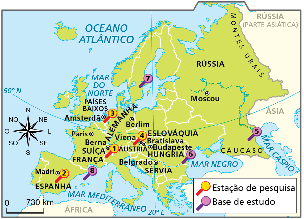 Mapa. Mapa representando a localização das estações de pesquisa e as bases de estudo do continente europeu.
Estação de pesquisa:
1. Suíça.
2. Espanha.
3. Países Baixos.
4. Áustria, em cuja capital, Viena, passa o Rio Danúbio.
Base de estudo:
5. Rússia, entre a parte europeia e a parte asiática, nas proximidades do Mar Cáspio. 
6. Moldávia, na costa com o Mar Negro, situado entre Europa e Ásia, onde deságua o Rio Danúbio.  
7. Suécia.
8. França.
Do lado esquerdo, rosa dos ventos. Na parte inferior, escala de 0 a 730 quilômetros.