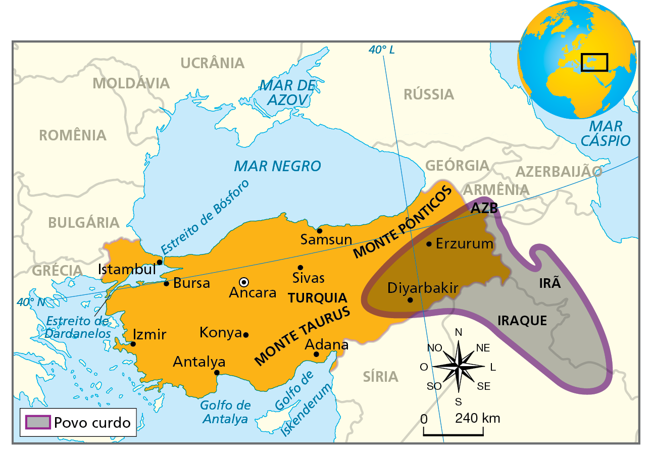 Mapa. Turquia: a importância geopolítica dos estreitos de Bósforo e Dardanelos. Mapa representando a área de ocupação do povo curdo na Turquia e no Oriente Médio.
Conectando a parte europeia da Turquia à parte asiática está o Estreito de Bósforo. O país faz fronteira com a Grécia e Bulgária no lado europeu e com a Geórgia, Armênia, Irã, Iraque e Síria no lado asiático. Ao norte do país está localizado o Mar Negro e ao sul o Golfo de Antalya e de Iskenderum.
A área de ocupação do povo curdo está representada por uma mancha translúcida, abrangendo o extremo leste da Turquia, a fronteira entre o país e o Irã e o Iraque e pequena porção no norte da Síria.
As cidades de Erzurum, Diyabarkir, na Turquia, estão localizadas na área de ocupação do povo curdo. 
Na parte inferior, rosa dos ventos e escala de 0 a 240 quilômetros.
