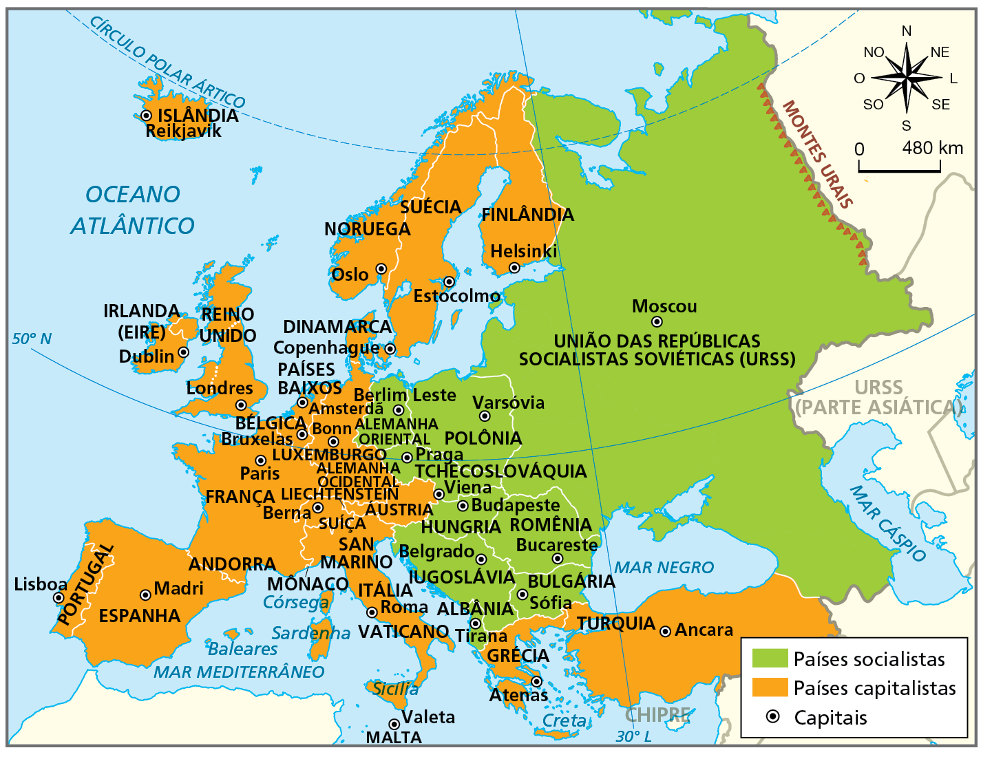 Mapa. Europa: países capitalistas e socialistas até 1989. Mapa representando os países capitalistas e os socialistas na Europa durante a Guerra Fria.
Países socialistas: União das Repúblicas Socialistas Soviéticas, Iugoslávia, Bulgária, Albânia, Tchecoslováquia, Alemanha Oriental, Hungria, Polônia e Romênia. 
Países capitalistas: Turquia, Grécia, Itália, Malta, Espanha, Portugal, Reino Unido, Islândia, Suécia, Finlândia, Noruega, Irlanda (EIRE), Dinamarca, Países Baixos, Bélgica, França, Andorra, Vaticano, San Marino, Liechtenstein, Mônaco, Suíça, Alemanha Ocidental, Áustria e Luxemburgo.
Capitais
União das Repúblicas Socialistas Soviéticas (URSS): Moscou.
Iugoslávia: Belgrado 
Bulgária: Sófia 
Albânia: Tirana 
Tchecoslováquia: Praga 
Alemanha Oriental: Berlim Leste 
Hungria: Budapeste 
Polônia: Varsóvia 
Romênia: Bucareste
Turquia: Ancara 
Grécia: Atenas 
Itália: Roma 
Espanha: Madri 
Reino Unido: Londres
Islândia: Reikjavik
Suécia: Estocolmo 
Finlândia: Helsinki 
Noruega: Oslo
Irlanda (EIRE): Dublin
Dinamarca: Copenhague
Países Baixos: Amsterdã 
Bélgica: Bruxelas
França: Paris
Portugal: Lisboa 
Malta: Valeta
Suíça: Berna
Alemanha Ocidental: Bonn
Áustria: Viena
No interior da União das Repúblicas Socialistas Soviéticas (URSS), os Montes Urais dividem a porção ocidental e oriental.
Na parte superior, rosa dos ventos e escala de 0 a 480 quilômetros.