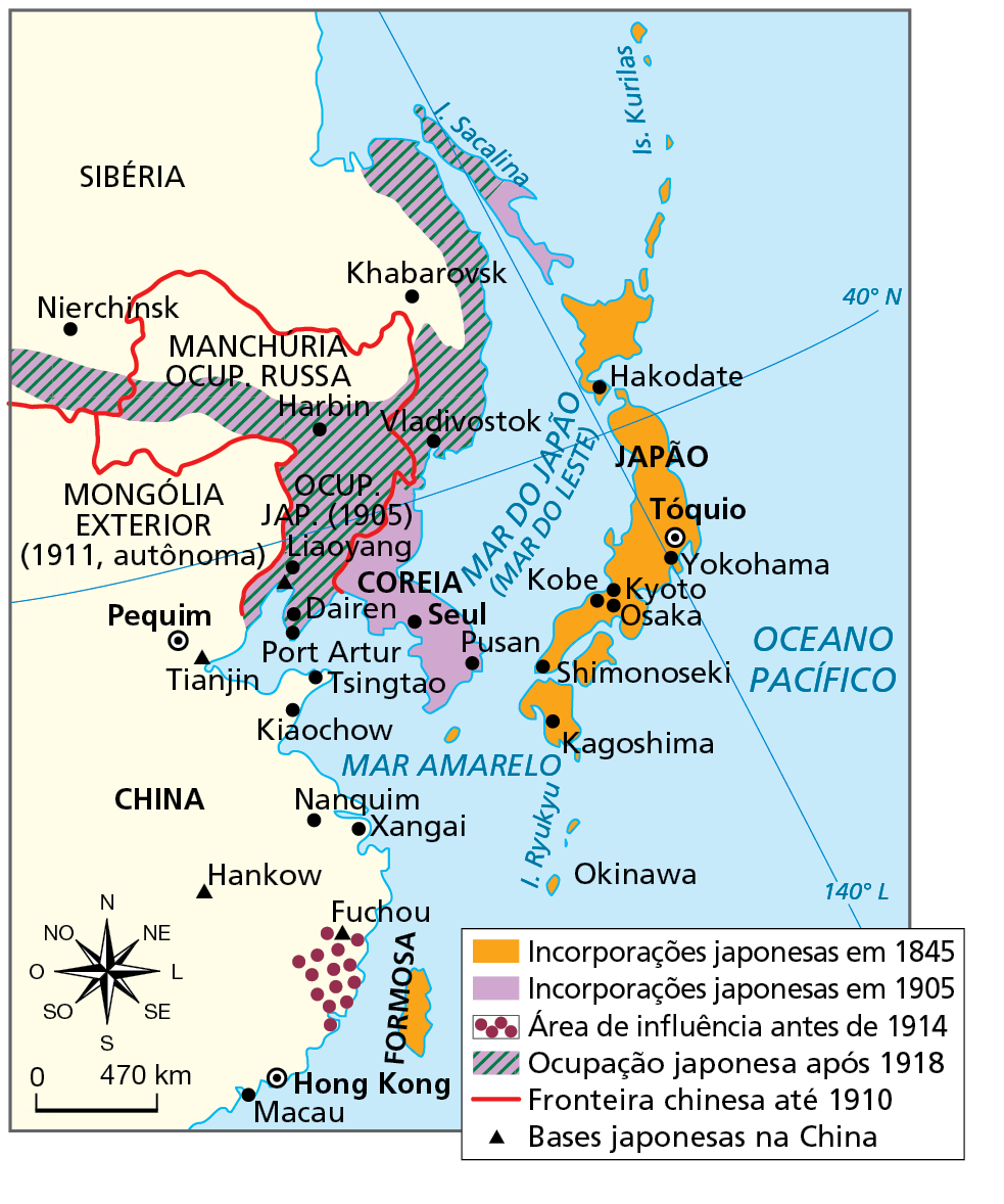 Mapa. O imperialismo japonês na Ásia - 1845 a 1918. Mapa mostrando um recorte do leste asiático com as áreas dominadas pelos japoneses, no período entre os anos 1845 a 1918. 
Incorporações japonesas em 1845 (em laranja): o arquipélago do Japão, destacando as seguintes cidades: Tóquio, Yokohama, Kyoto, Osaka, Kobe, Shimonoseki, Kagoshima. Ilhas de Okinawa e Formosa. 
Incorporações japonesas em 1905 (em roxo): Coreia, destacando as cidades de Seul e Pusan. 
Área de influência antes de 1914 (hachura vermelha): porção no leste da China, em Fuchou. 
Ocupação japonesa após 1918 (hachura verde e cinza): litoral da Rússia, Vladivostok; ocupação japonesa na Manchúria (1905), um território pertencente à China, mas que estava sob ocupação da russa, destacando as cidades de Liaoyang, Dairen, Harbim.  
Fronteira chinesa até 1910 (linha em vermelho): delimitação da região da  Manchúria. 
Abaixo, rosa dos ventos e escala de 0 a 470 quilômetros.