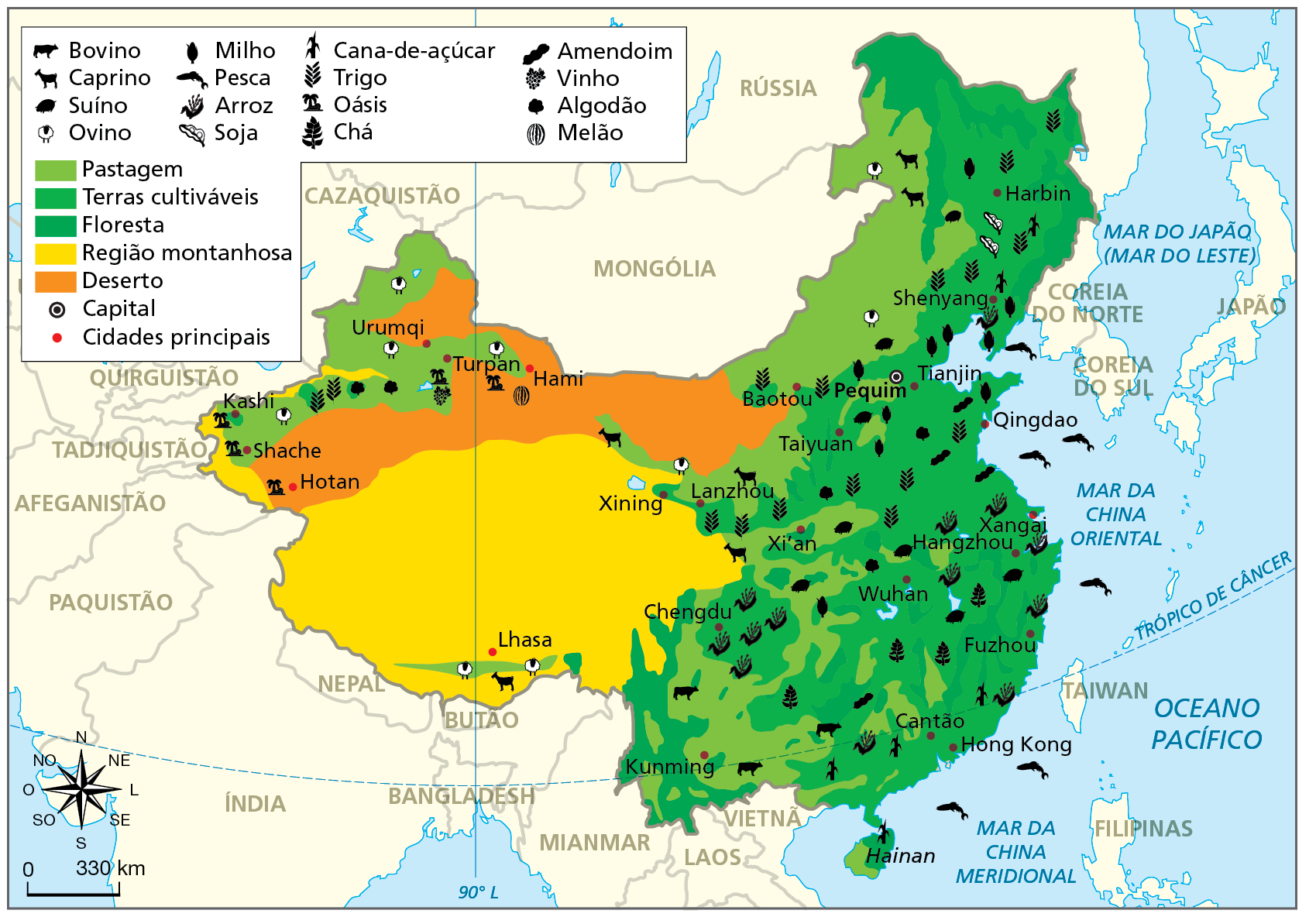 Mapa. China: uso da terra - 2019. Mapa do território chinês onde são evidenciados por meio de pontos, com diferentes símbolos, os lugares onde os produtos são cultivados, além de diferentes coberturas do solo e de atividades econômicas.
Os itens de produção a seguir são representados com símbolos de acordo com os respectivos animais ou plantas cultivadas.
Bovino: faixa centro-leste ao sul. 
Caprino: centro e norte.  
Suíno: faixa leste, mais ao centro. 
Ovino: norte e faixa oeste. 
Milho: faixa centro-leste. 
Pesca: costa leste. 
Arroz: faixa centro-leste. 
Soja: norte na faixa leste. 
Cana-de-açúcar: costa leste, do norte ao sul.  
Trigo: faixa leste e oeste. 
Oásis: faixa oeste. 
Chá: sem dados.  
Amendoim: faixa leste do centro ao sul.  
Vinho: região de Turpan. 
Algodão: Wuhan, região de Urumqi e Tianjin. 
Melão: Hami, faixa centro-norte.  
As coberturas do solo a seguir são representadas pelo uso de cores:
Pastagem (verde claro): faixa na região nordeste, porções na parte centro-leste e área no extremo noroeste. 
Terras cultiváveis (verde): áreas de cultivo nas porções sul, centro-leste e parte do nordeste.
Floresta (verde escuro): fragmentos na faixa centro-oeste, ao sul e no extremo nordeste. 
Região montanhosa (amarelo): extensa faixa de terras na porção centro-oeste e sul. 
Deserto (laranja): extensa faixa de terras ao norte da região montanhosa.
Capital (ponto preto): Pequim. 
Cidades principais (ponto vermelho): Hong Kong, Wuhan, Lhasa, Xining, Lanzhou, Hangzhou, Xangai, Qingdao, Tianjin, Shenyang, Baotou, Urumqi, Turpan, Hami, Kashi, Shanche, Hotan.
Na parte de baixo, à esquerda, rosa dos ventos e escala de 0 a 330 quilômetros.