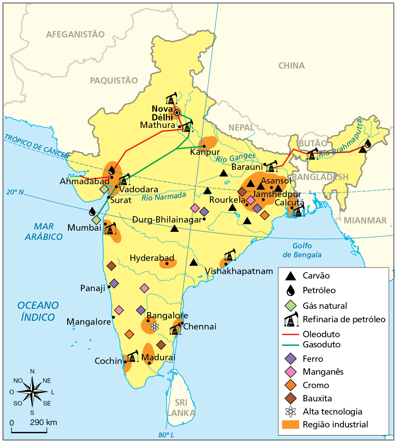 Mapa. Índia: indústrias e recursos minerais - 2019. Mapa do território indiano mostrando as regiões industriais e de mineração, destacando as principais atividades representadas por meio de cores e símbolos.
Regiões industriais (mancha na cor laranja): áreas que englobam as cidades e o entorno de Chennai, Madurai, Cochin, Mumbai, Bangalore, Ahmadabad, Asansol, Jamshedpur, Calcuá, Nova Délhi, Kanpur. Nessas regiões destacam-se diversos ramos industriais e energéticos.
Carvão: parte centro-leste e região nordeste, nas proximidades de Durg-Bhilainagar, Vishakhapatnam, Asansol, Barauni. 
Petróleo e gás natural: região costeira a oeste, próximo a Ahmadabad e Mumbai; exploração de petróleo também no extremo nordeste.
Refinaria de petróleo: na costa leste, nas regiões de Chennai, Vishakhapatnam e Calcutá; na faixa norte, próximo a Barauni, Mathura e Nova Délhi; na costa oeste, próximo a Vadodara, Mumbai e Cochin. 
Oleoduto: da região costeira a oeste, próximo a Ahmadabad até Mathura e Nova Délhi.
Gasoduto: da região costeira em Mumbai, em direção a Vadodara, até Mathura e Nova Délhi.  
Ferro: região sudoeste, próximo a costa, parte central-leste e porção sul. 
Manganês: região sudoeste, parte central e leste.  
Cromo: porções situadas a leste e sul. 
Bauxita: região centro-leste, oeste e sul.  
Alta tecnologia: porção sul, na região industrial de Bangalore. 
Região industrial (mancha na cor laranja): pontos espalhados por todo território. 
Na parte inferior, à esquerda, rosa dos ventos e escala de 0 a 290 quilômetros.