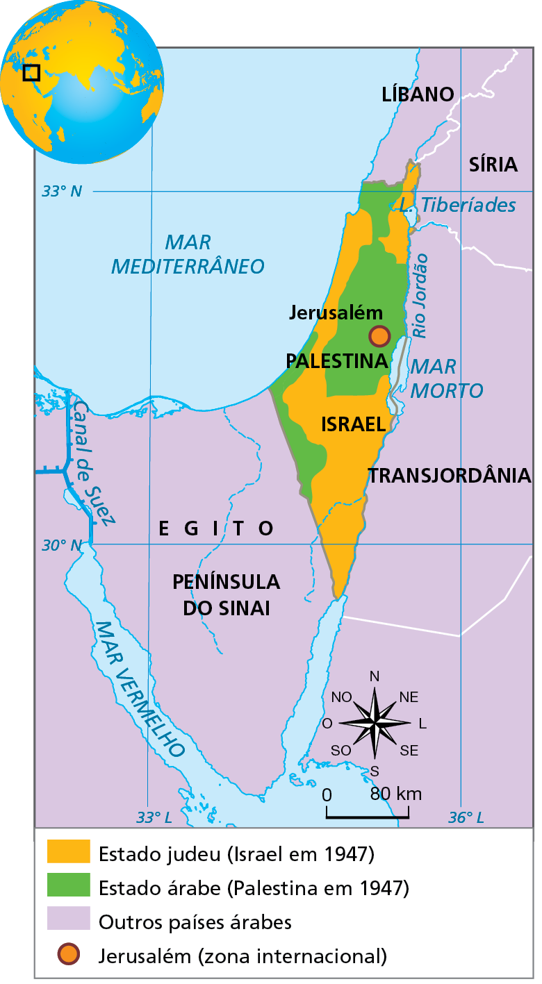 Mapa. Israel e Palestina: plano de partilha, 1947. Mapa do território de Israel e Palestina em 1947 e seus territórios vizinhos.  
Estado judeu, Israel em 1947, na cor laranja: faixa na direção norte-sul que faz fronteira com a porção do Egito situada na Península do Sinai ao sul, com a Transjordânia a sudeste, o Mar Mediterrâneo a oeste e com a Síria e o Líbano ao norte.   
Estado árabe, Palestina em 1947, em verde: dois territórios separados por uma estreita faixa (Israel). Um território menor é uma faixa que faz fronteira com o Egito (península do Sinai) a sudoeste, Israel a leste e o Mar Mediterrâneo a oeste. Mais ao norte está o segundo território, que faz fronteira com a Transjordânia a leste, Israel a oeste, sudoeste e sul e Líbano ao norte.  
Jerusalém (zona internacional): localizada no centro do segundo território do Estado árabe. 
Abaixo, rosa dos ventos e escala de 0 a 80 quilômetros.