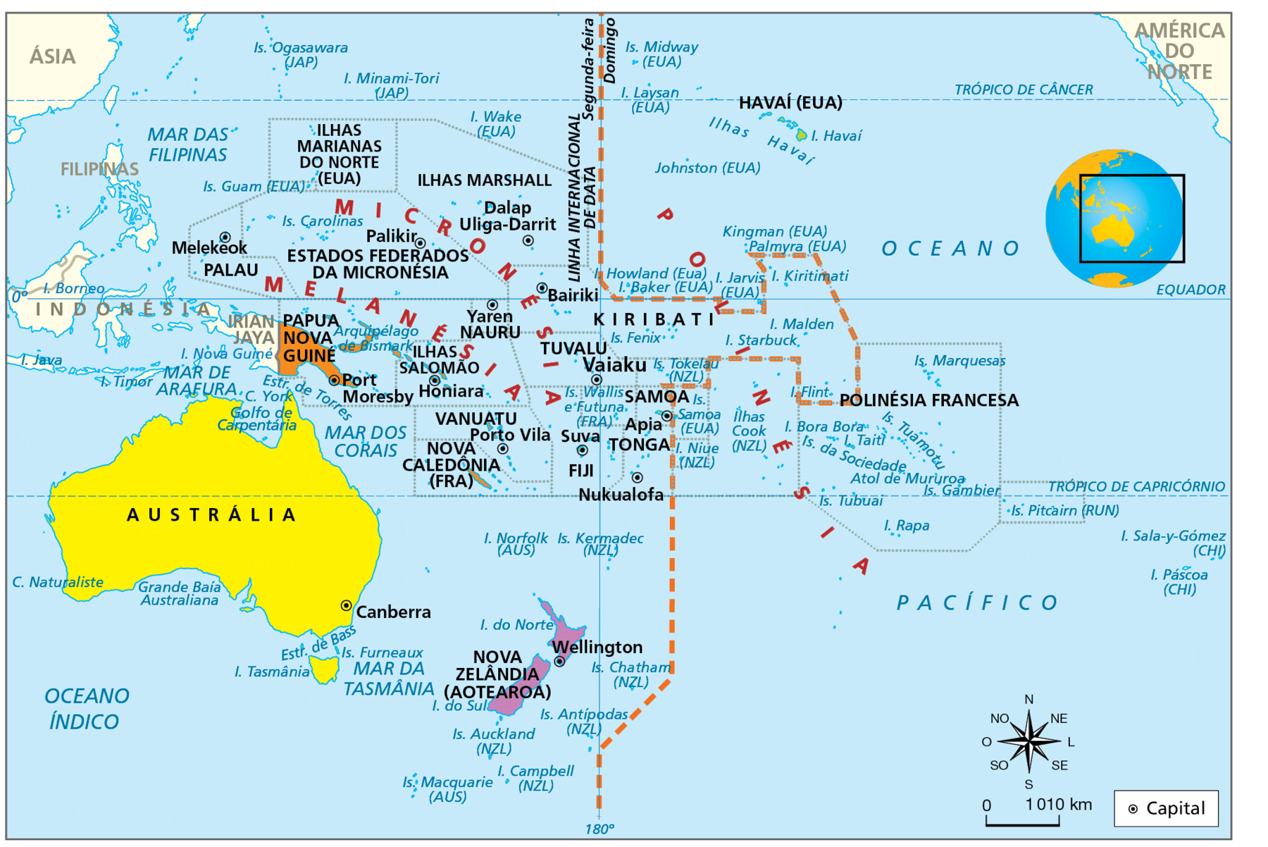 Mapa. Oceania: grupos de ilhas e divisão política, 2022. Mapa do território da Oceania com seus países, capitais e ilhas evidenciados. 
Austrália (capital: Canberra); Nova Zelândia (capital: Wellington).
Micronésia: Palau (capital: Melekeok); Nauru (capital: Yaren); Kiribati (capital: Bairiki);  Ilhas Marshall (capital: Dalap Uliga-Darrit); Estados Federados da Micronésia (capital: Palikir); Ilhas Marianas do Norte (Estados Unidos), entre outras ilhas.
Melanésia: Papua Nova Guiné (capital: Port Moresby); Ilhas Salomão (capital: Honiara); Vanuatu (capital: Porto Vila); 
Fiji (capital: Suva); Havaí (Estados Unidos), Nova Caledônia (França), entre outras ilhas.
Polinésia: Samoa (capital: Apia); Tuvalu (capital: Vaiaku);  Tonga (capital: Nukualofa); Polinésia Francesa: Ilhas Cook (Nova Zelândia); Ilha Bora Bora; Ilha Taiti; Ilhas da Sociedade;  Ilhas Marquesas; Ilhas Pitcairn (Reino Unido); Ilha de Páscoa (Chile); Ilhas Midway (Estados Unidos).
Ao centro, linha tracejada vermelha na latitude 180 graus, indicando a linha internacional de data: à esquerdo é segunda-feira e, à direita, domingo. 
Abaixo, rosa dos ventos e escala de 0 a 1.010 quilômetros.
