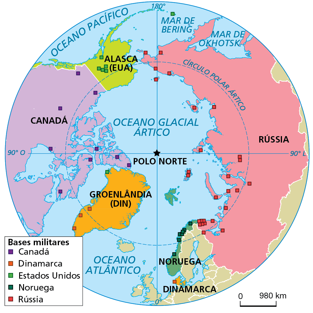 Mapa. Ártico: instalações militares, de 2021. Mapa do Ártico com o território dos países Canadá, Rússia, Noruega e Dinamarca, além dos territórios do Alasca (Estados Unidos) e Groenlândia (Dinamarca), e as bases militares representadas por pequenos quadros coloridos. 
Bases militares:
Canadá (em roxo): nove bases concentradas nos territórios da parte norte do país, mais próximas ao Polo Norte. 
Dinamarca (em laranja): três bases estão na Groenlândia, e uma no território da Dinamarca. 
Estados Unidos (em verde claro): cinco bases no Alasca, uma base nas Ilhas Aleutas e uma base na Groenlândia. 
Noruega (em verde escuro): sete bases na costa oeste.  
Rússia (em vermelho): vinte e sete bases localizadas por toda a extensão do território russo, se aproximando dos demais países e bases militares instaladas próximas ao Polo Norte. 
Na parte de baixo, à direita, escala de 0 a 980 quilômetros.